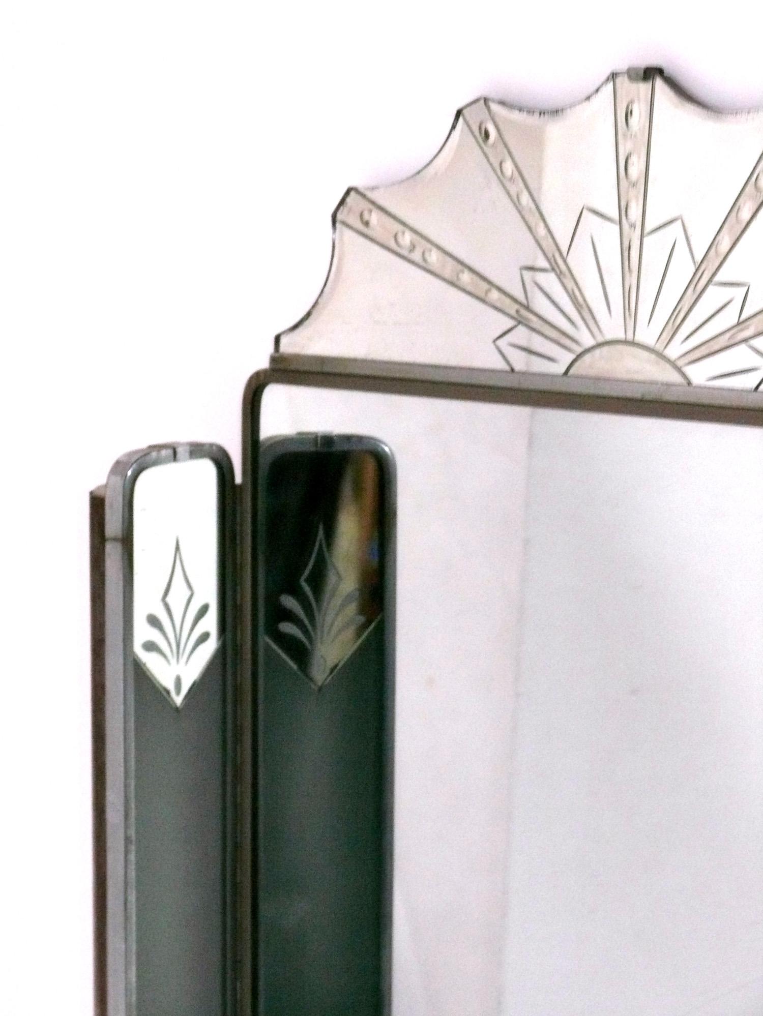 Glamorous Illuminated Art Deco Mirror, France, circa 1930s, with etched details and adjustable side panels with lights. It measures 48.25