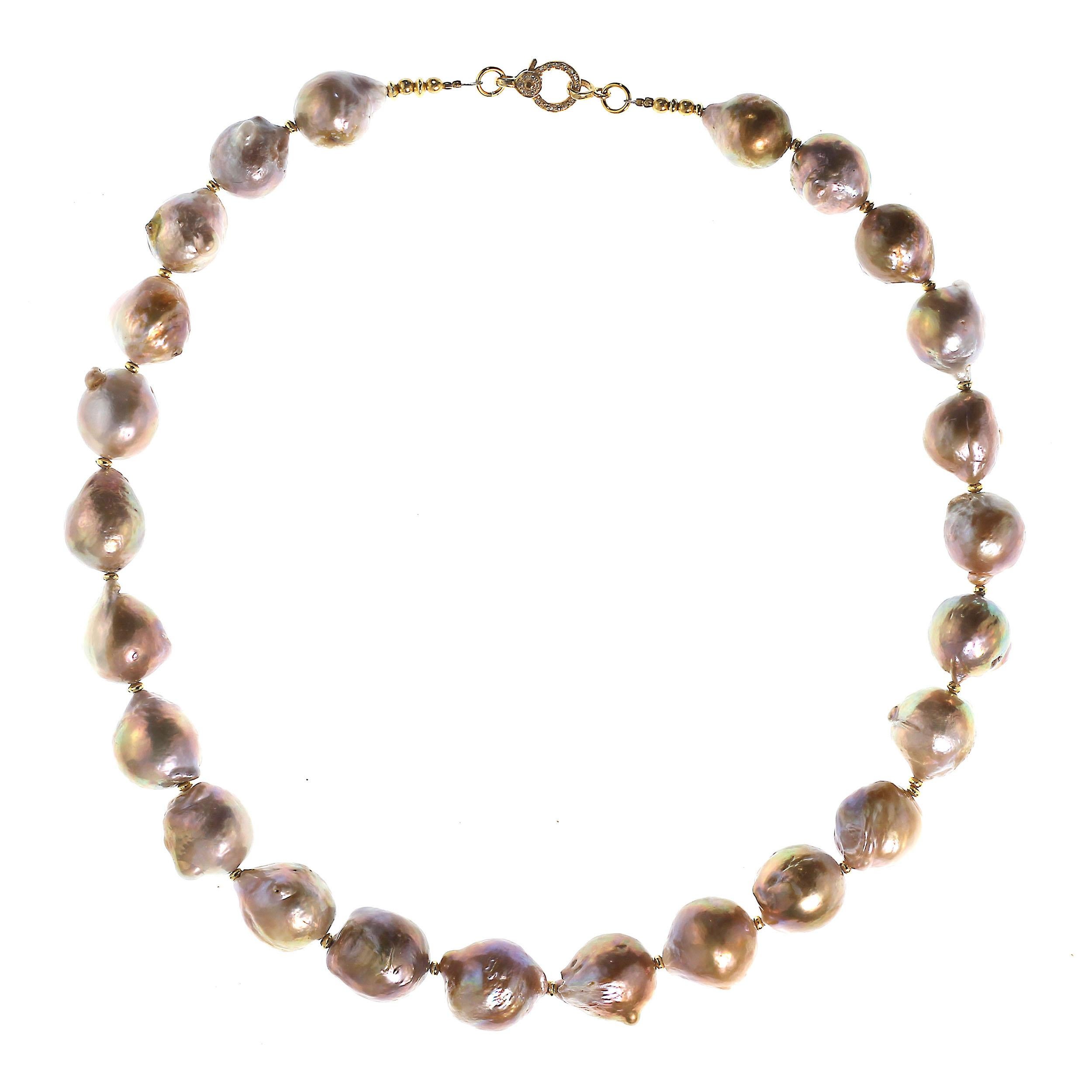 Glamorous Iridescent Wrinkle Pearl Necklace from Gemjunky In New Condition In Raleigh, NC