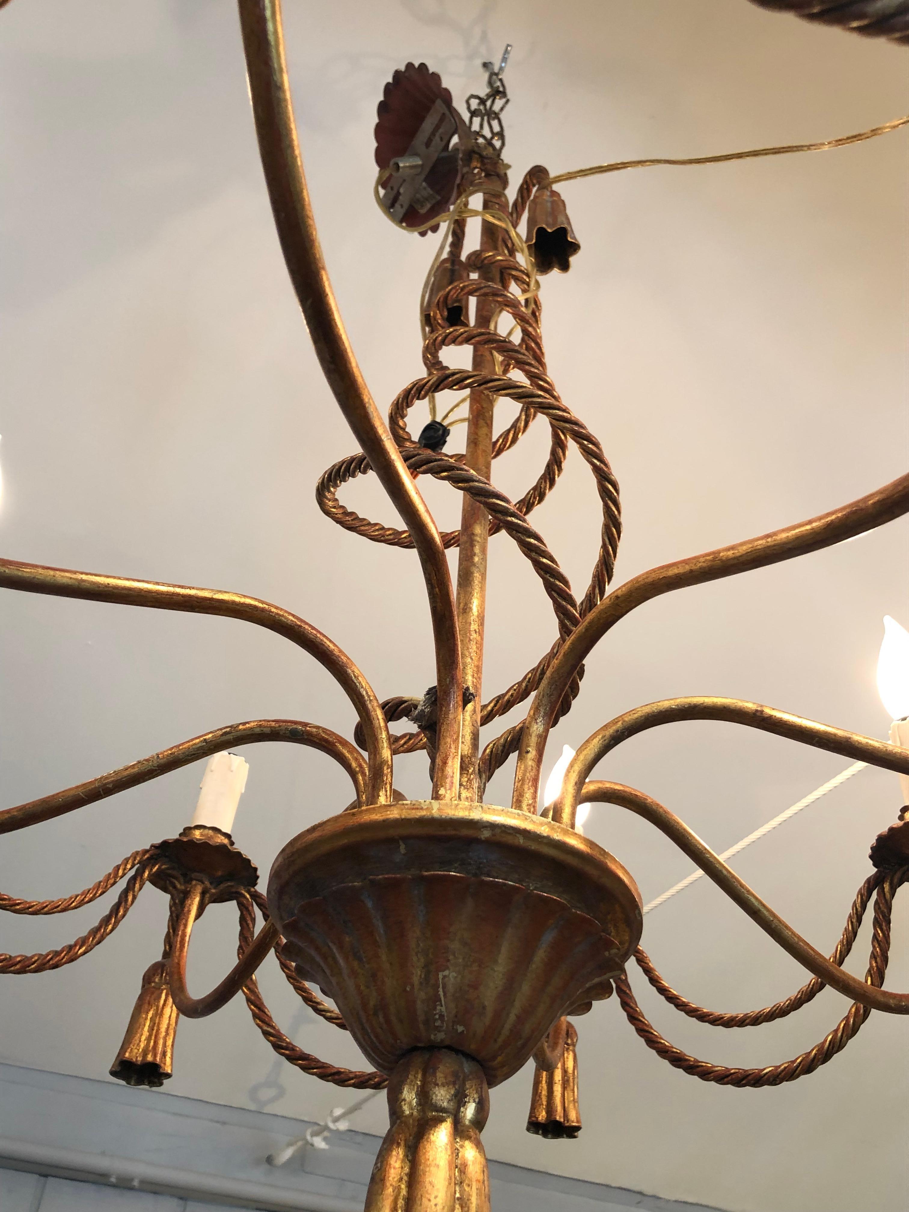 Hollywood Regency Lampadario italiano di lusso in Giltiron con nappe in vendita