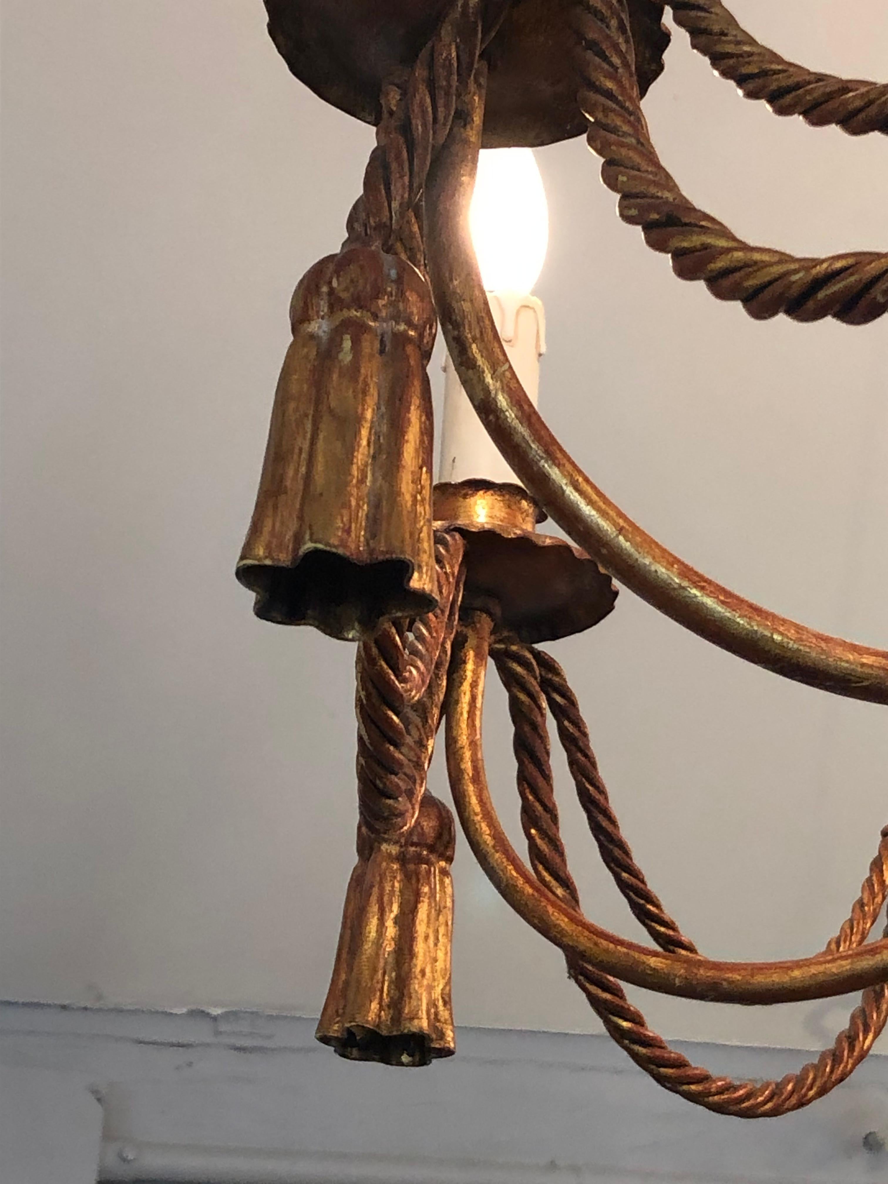 Dorato Lampadario italiano di lusso in Giltiron con nappe in vendita