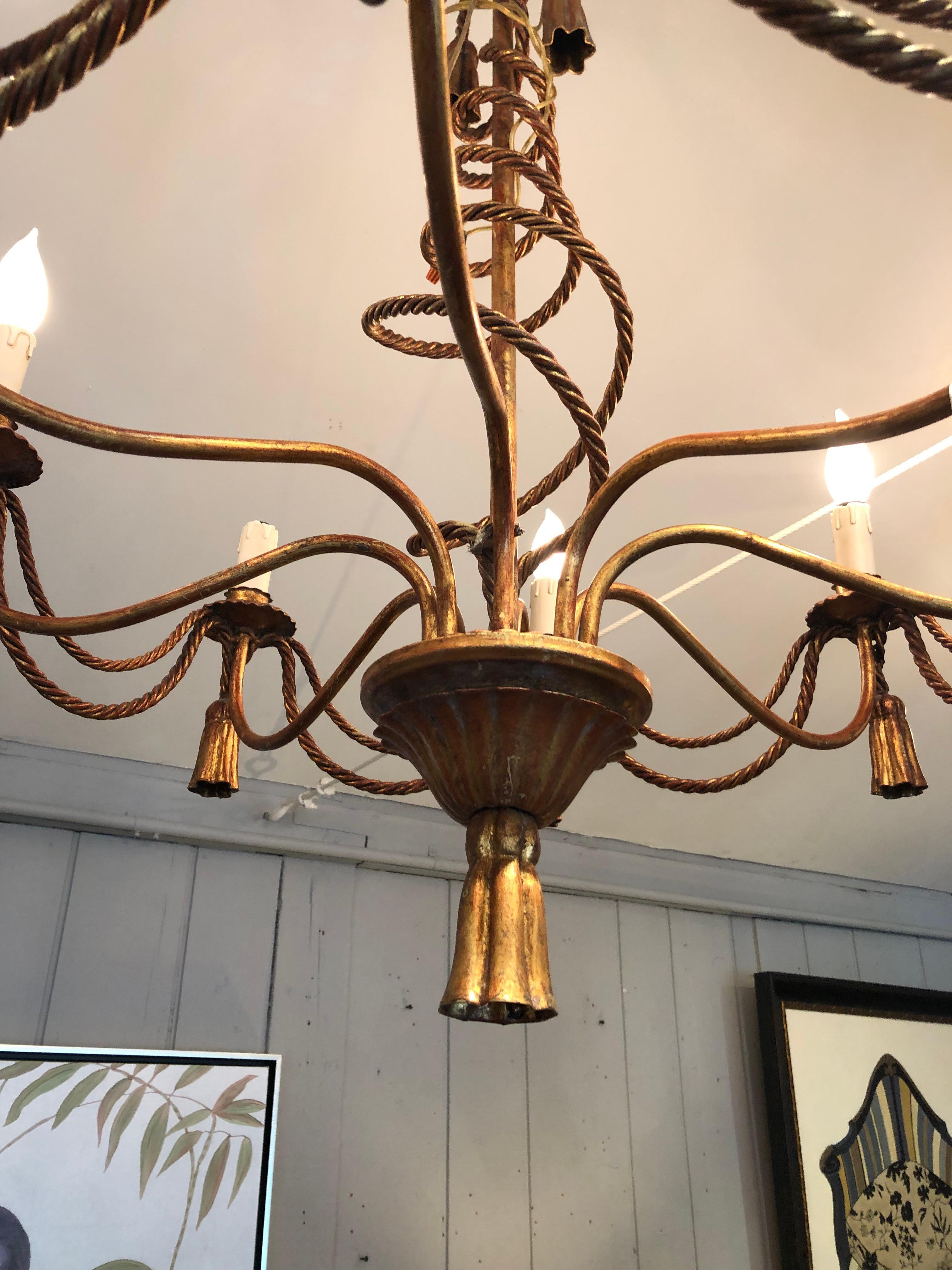Fine XX secolo Lampadario italiano di lusso in Giltiron con nappe in vendita