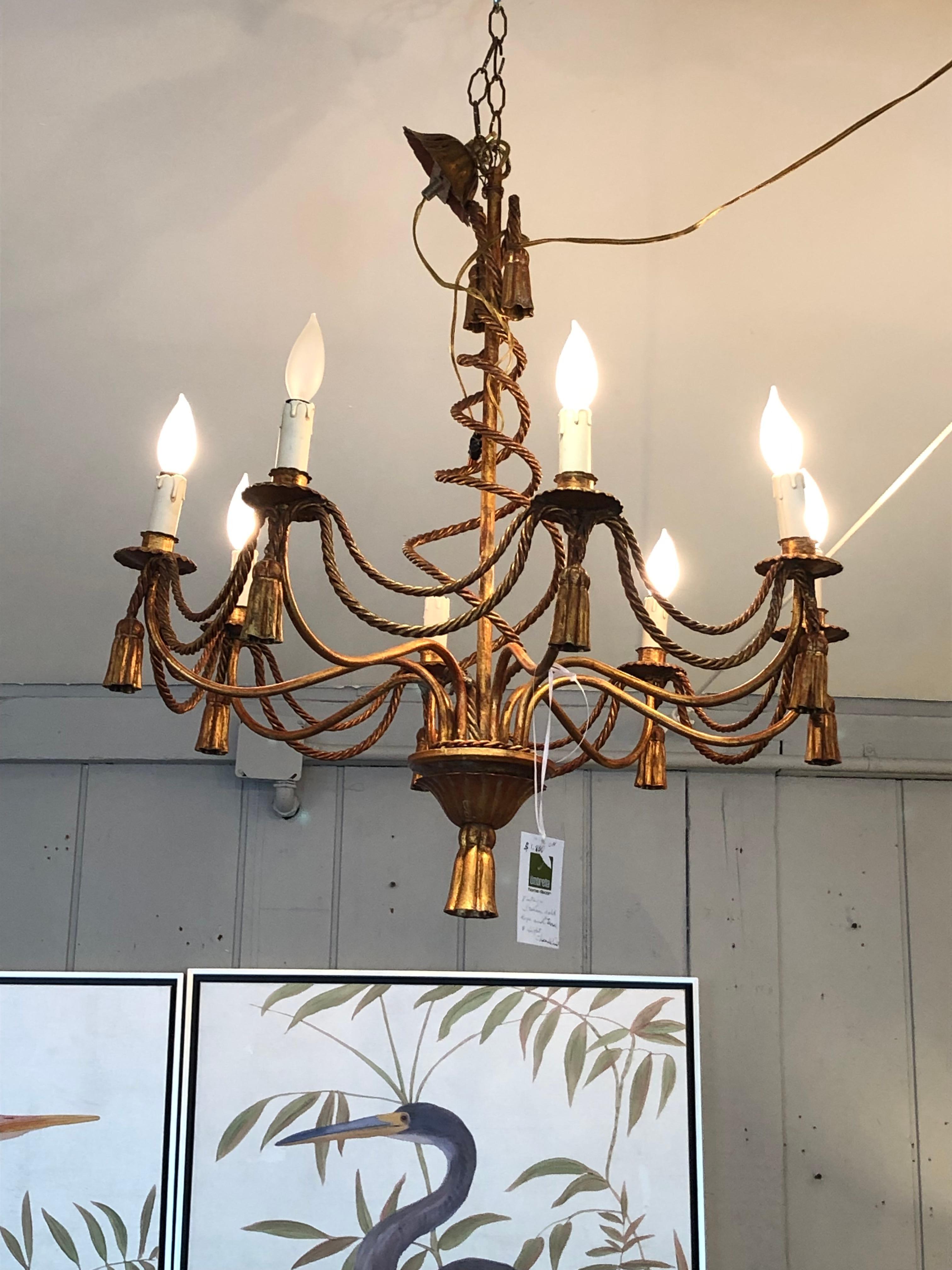 Ferro Lampadario italiano di lusso in Giltiron con nappe in vendita