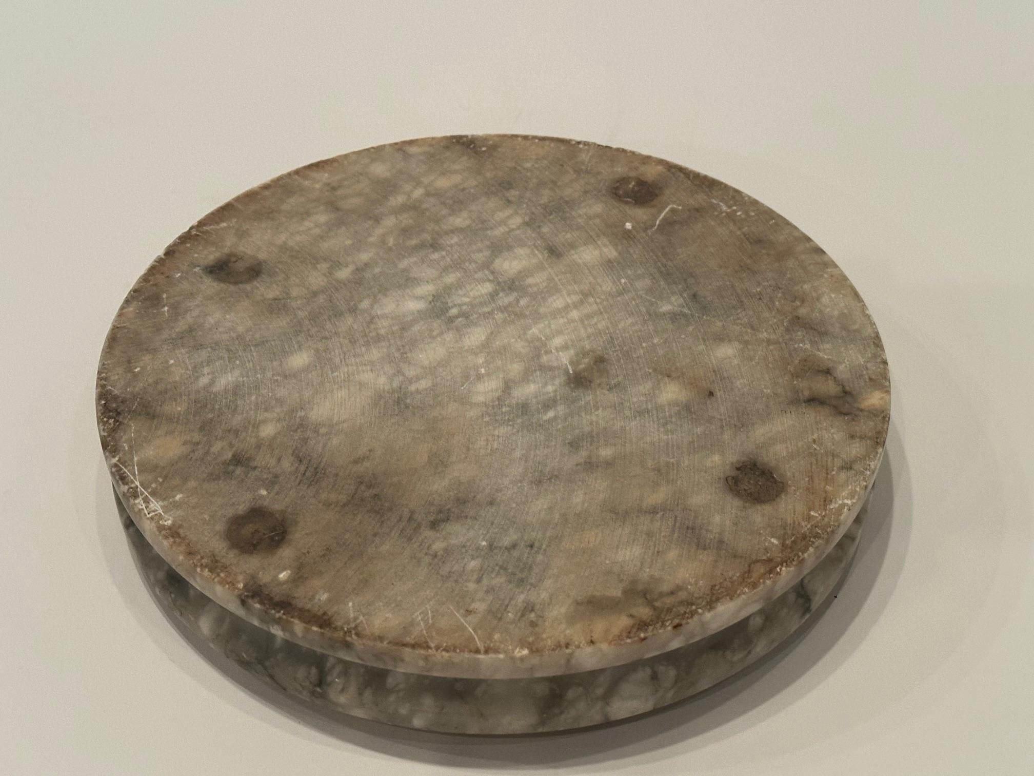 Mid-20th Century Glamorous Large Marble Ashtray with Neoclassical Roman Gilt Metal Decoration For Sale