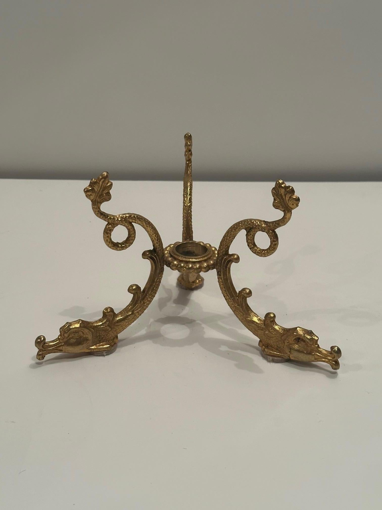 Auffällige, glamouröse Skulptur mit einer großen, cremefarbenen Marmorkugel auf einem schönen, vergoldeten Bronzeständer mit Delphinmotiv.