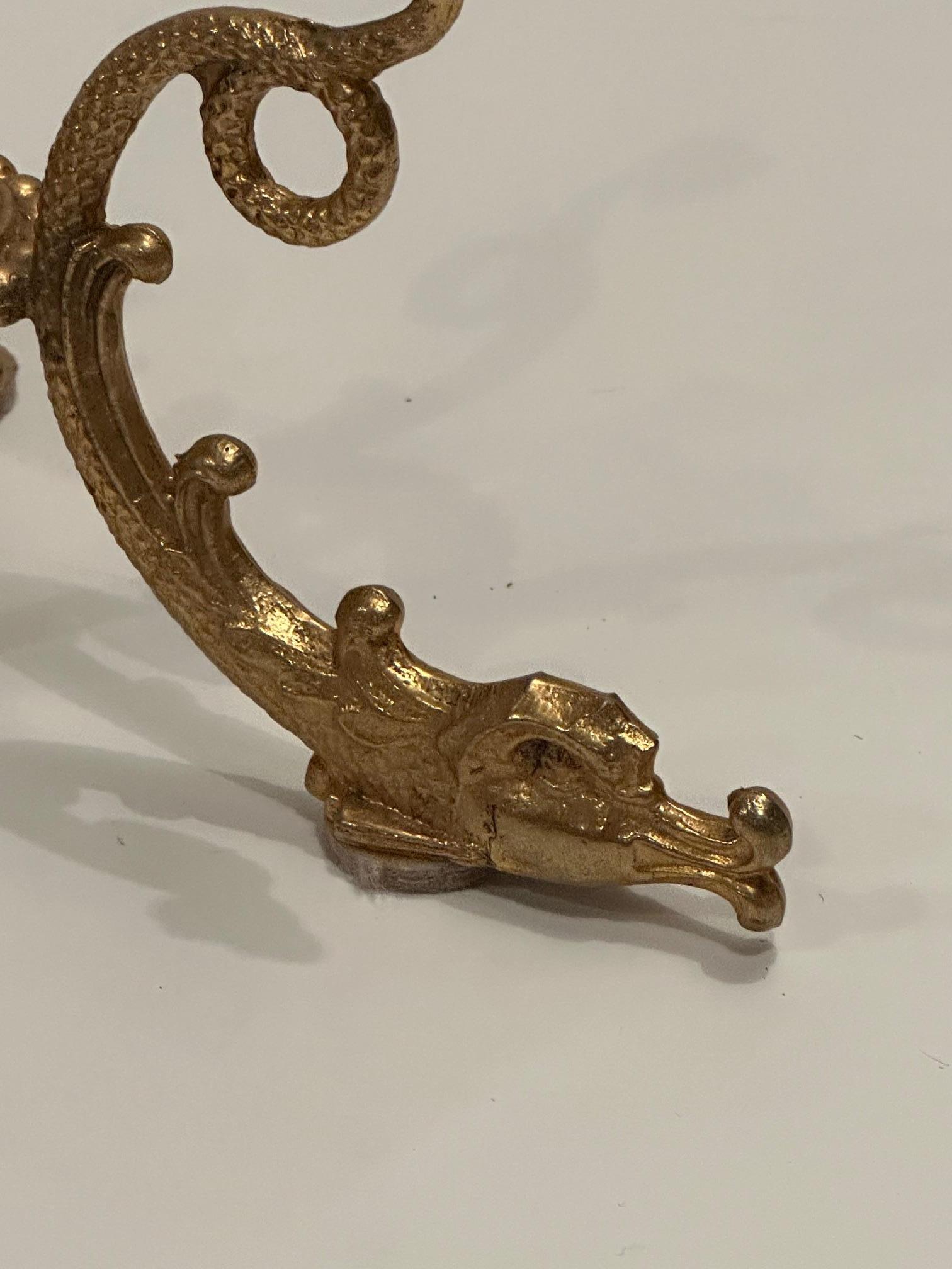 Glamouröse große Marmorkugel auf Bronze-Delfin-Motiv-Ständer (Hollywood Regency) im Angebot