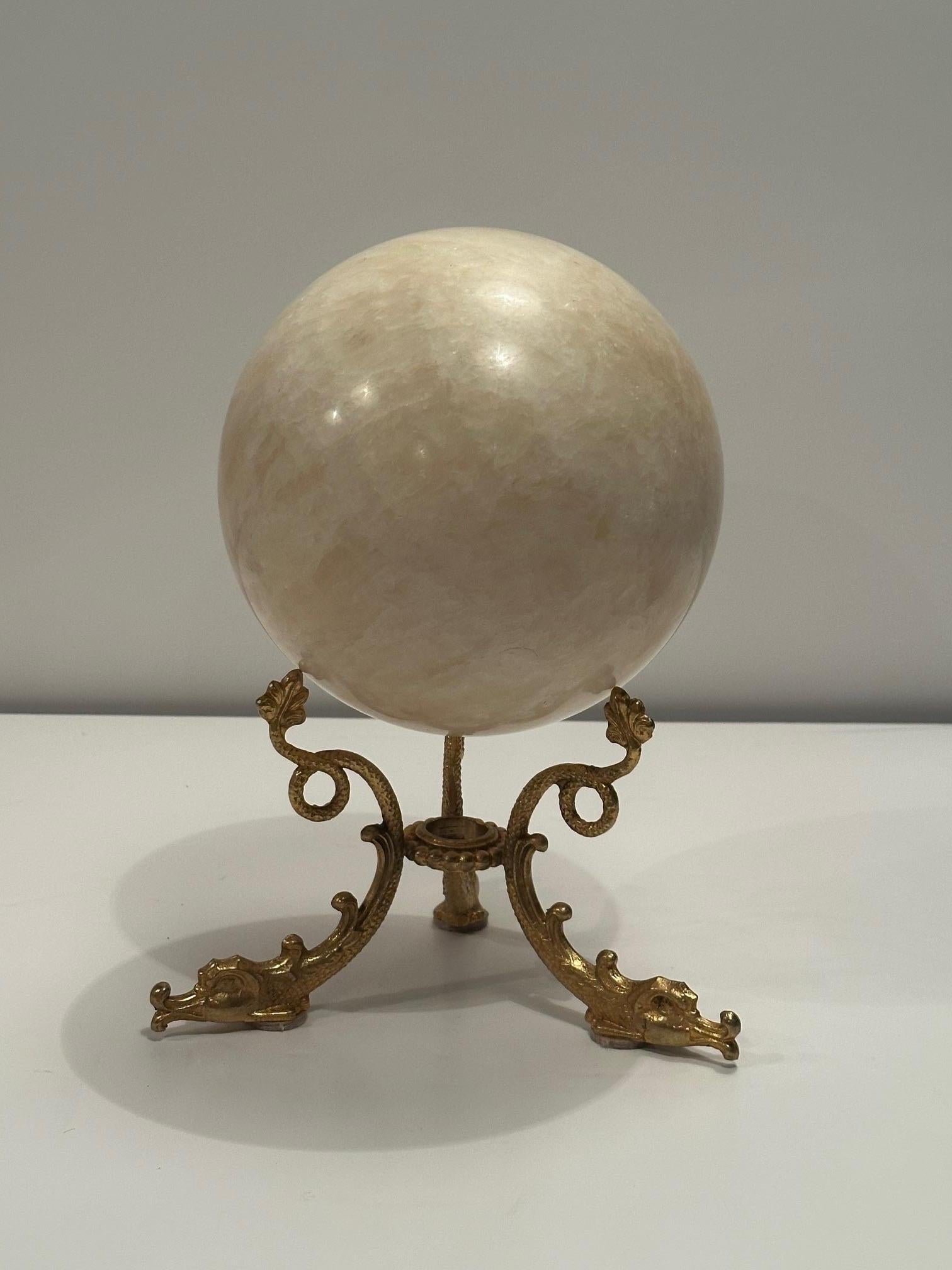 Glamouröse große Marmorkugel auf Bronze-Delfin-Motiv-Ständer (Mitte des 20. Jahrhunderts) im Angebot