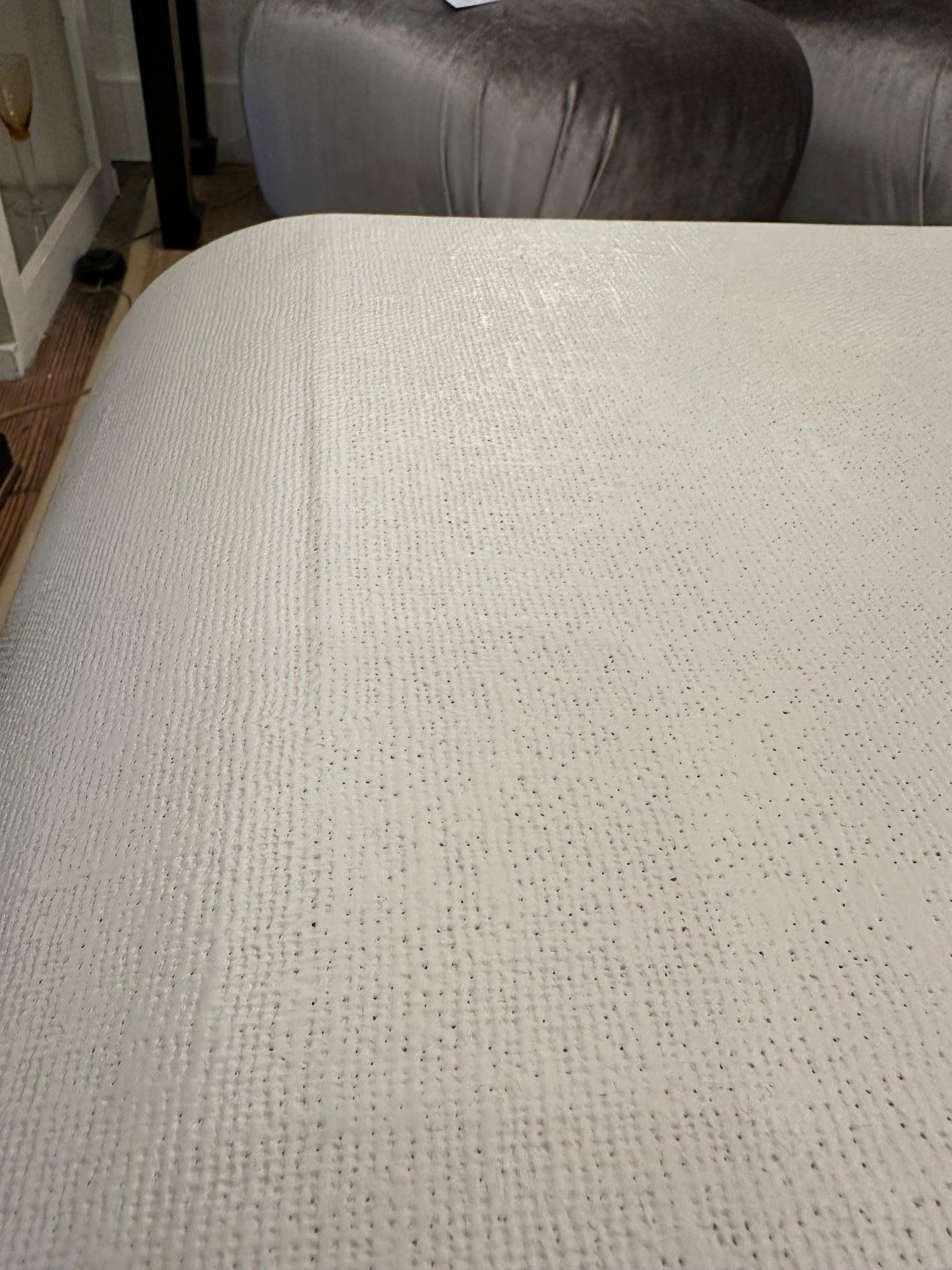 Table basse moderne glamour peinte en blanc et enveloppée de lin laqué en vente 3