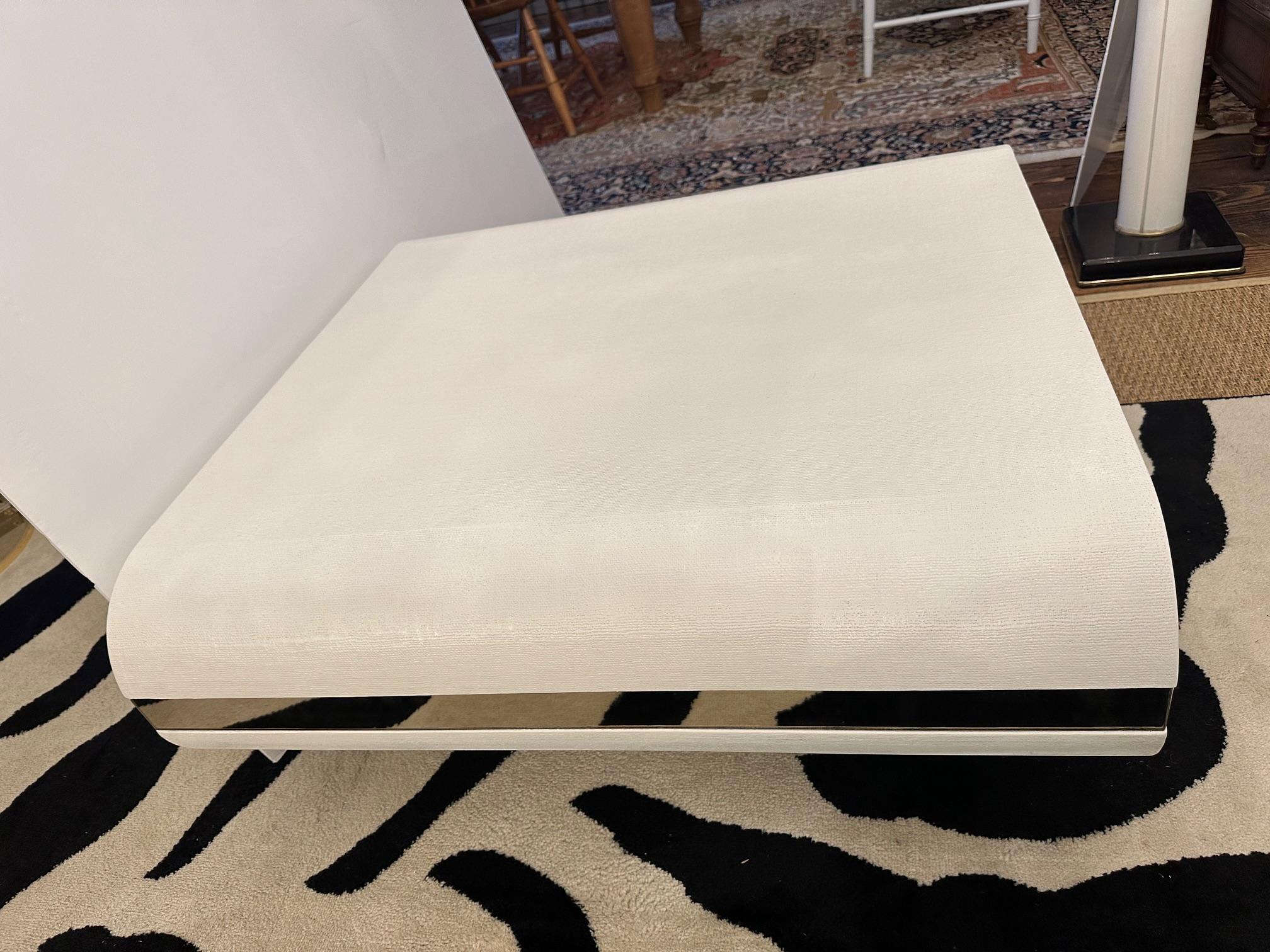 Table basse moderne glamour peinte en blanc et enveloppée de lin laqué en vente 4