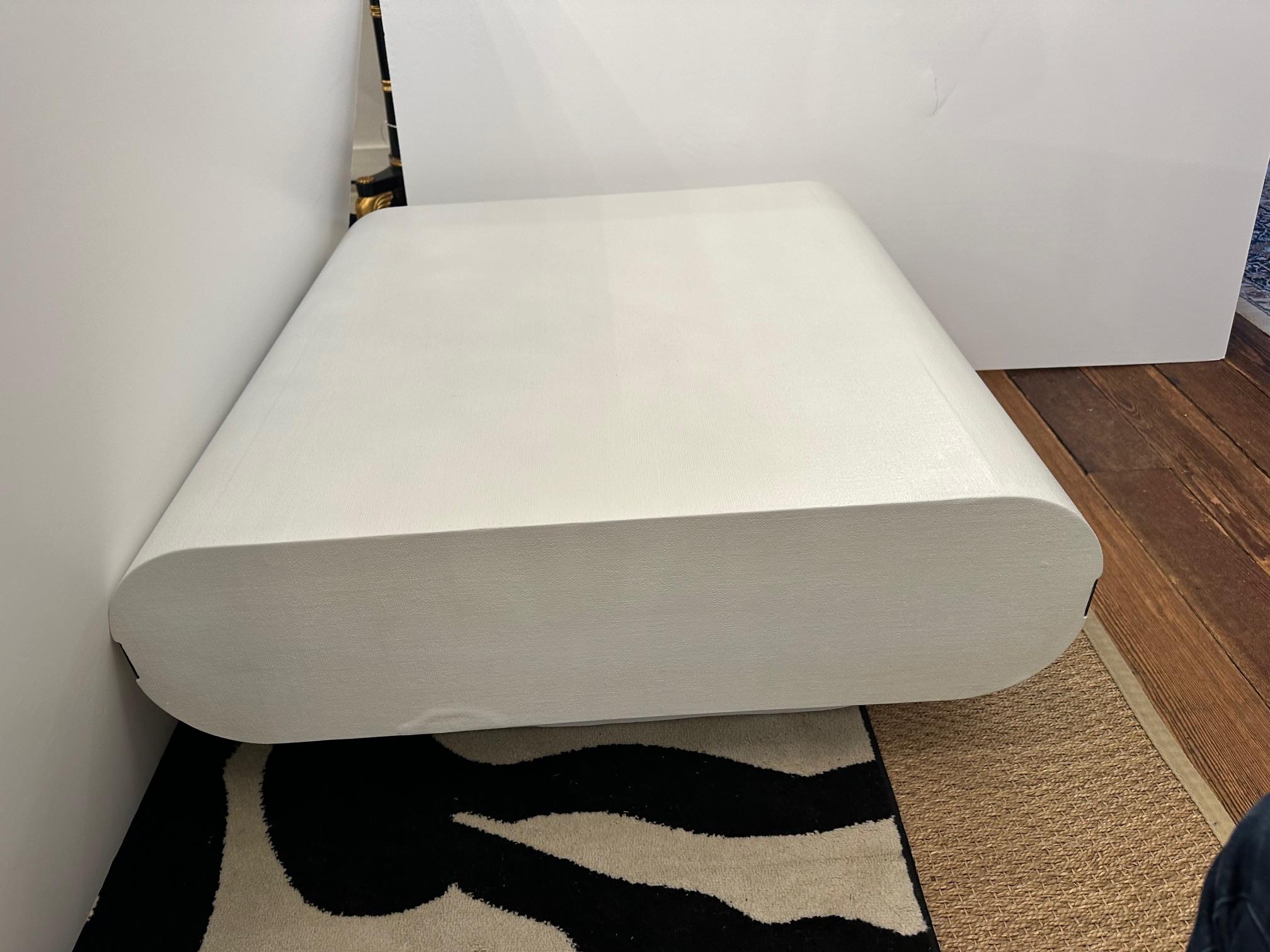 Table basse moderne glamour peinte en blanc et enveloppée de lin laqué en vente 5