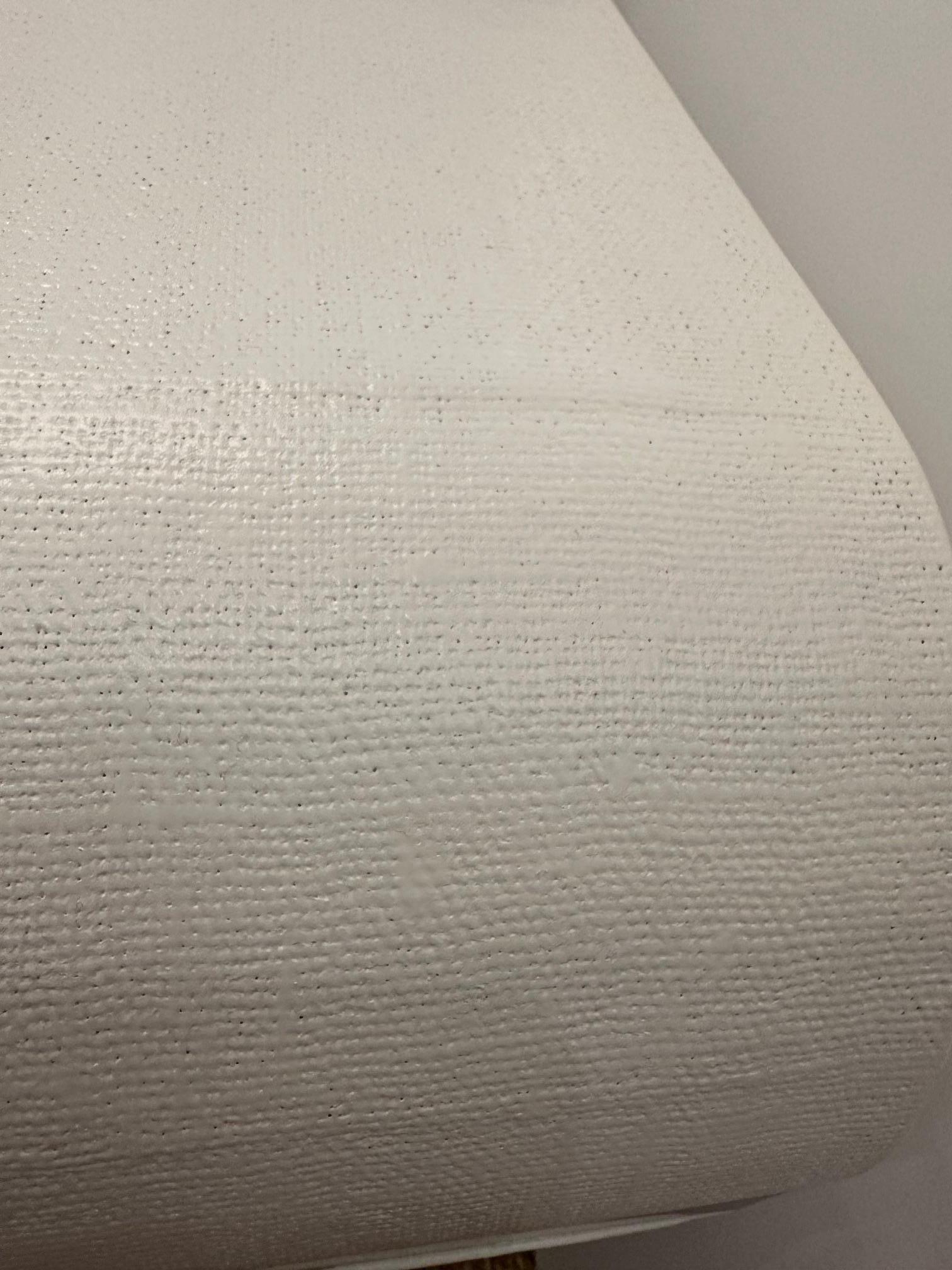 Table basse moderne et glamour, enveloppée de lin ou de toile de gazon, rafraîchie par une peinture blanche et dotée d'une élégante bande de miroir qui donne l'impression de flotter.