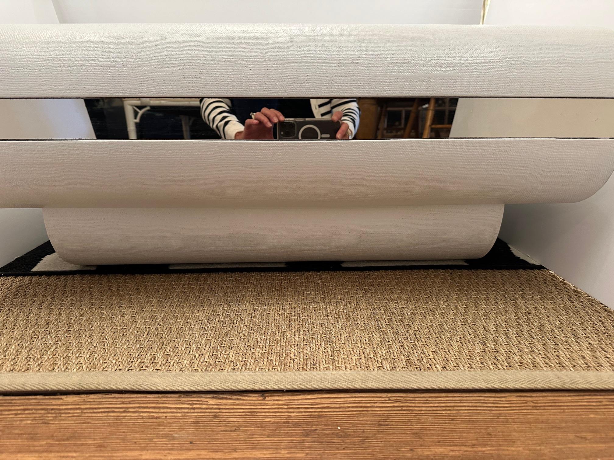 Américain Table basse moderne glamour peinte en blanc et enveloppée de lin laqué en vente