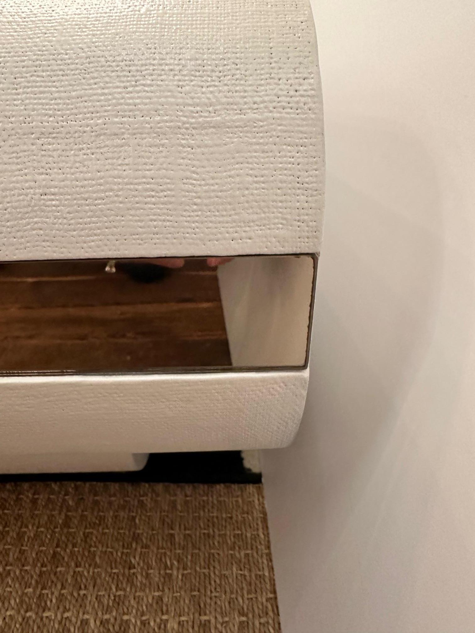 Table basse moderne glamour peinte en blanc et enveloppée de lin laqué Bon état - En vente à Hopewell, NJ