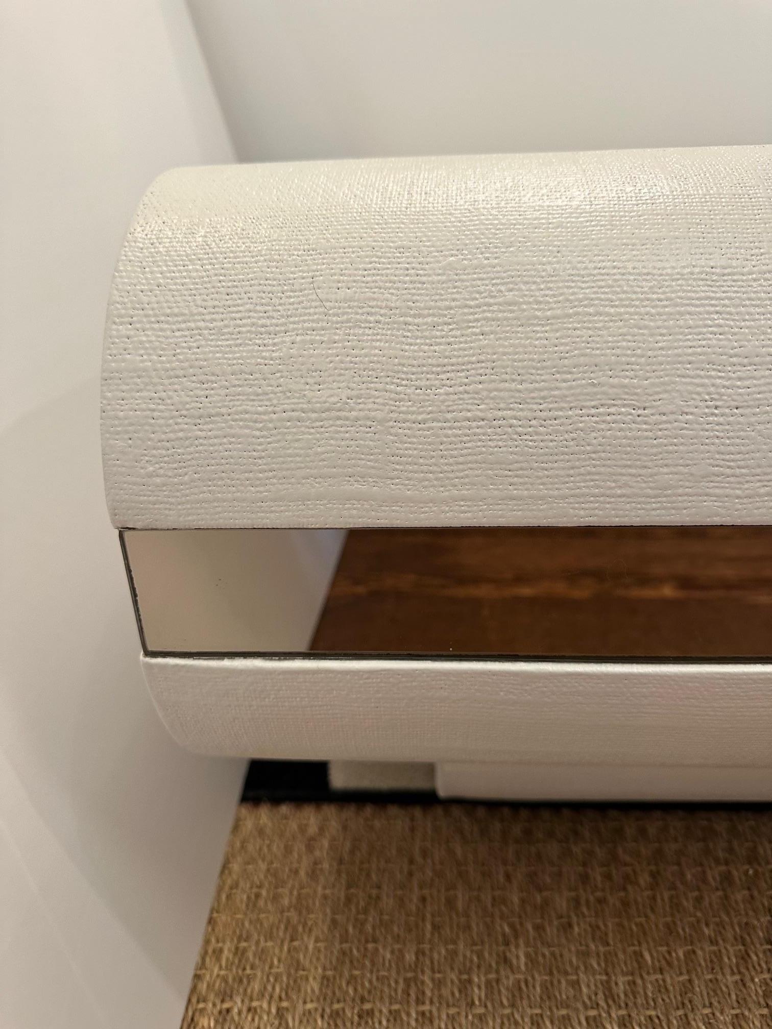 Fin du 20e siècle Table basse moderne glamour peinte en blanc et enveloppée de lin laqué en vente