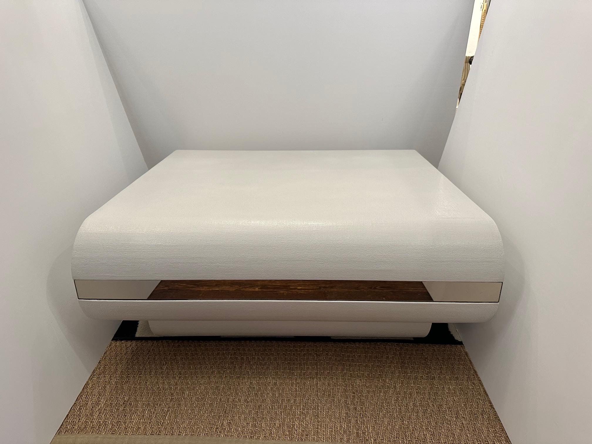 Lin Table basse moderne glamour peinte en blanc et enveloppée de lin laqué en vente