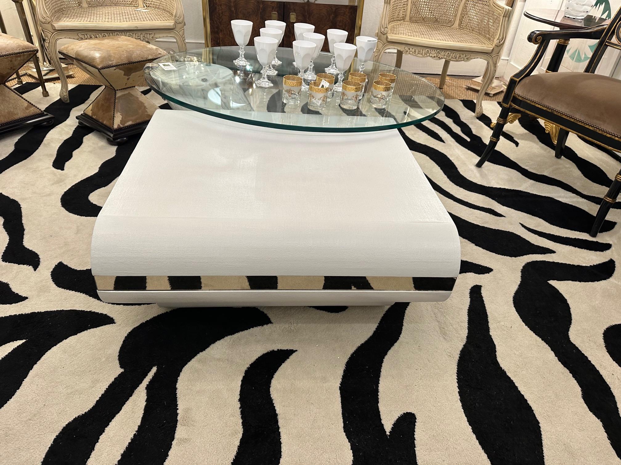 Table basse moderne glamour peinte en blanc et enveloppée de lin laqué en vente 1