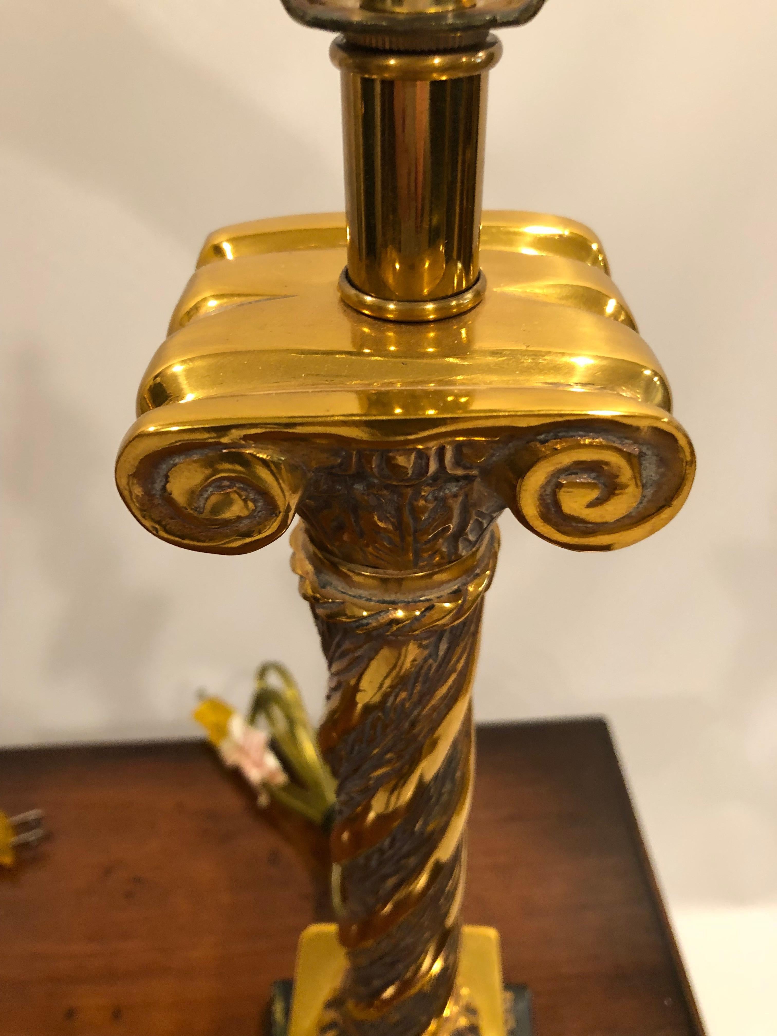 Américain Paire glamour de lampes de bureau néoclassiques en laiton de Frederick Cooper en vente