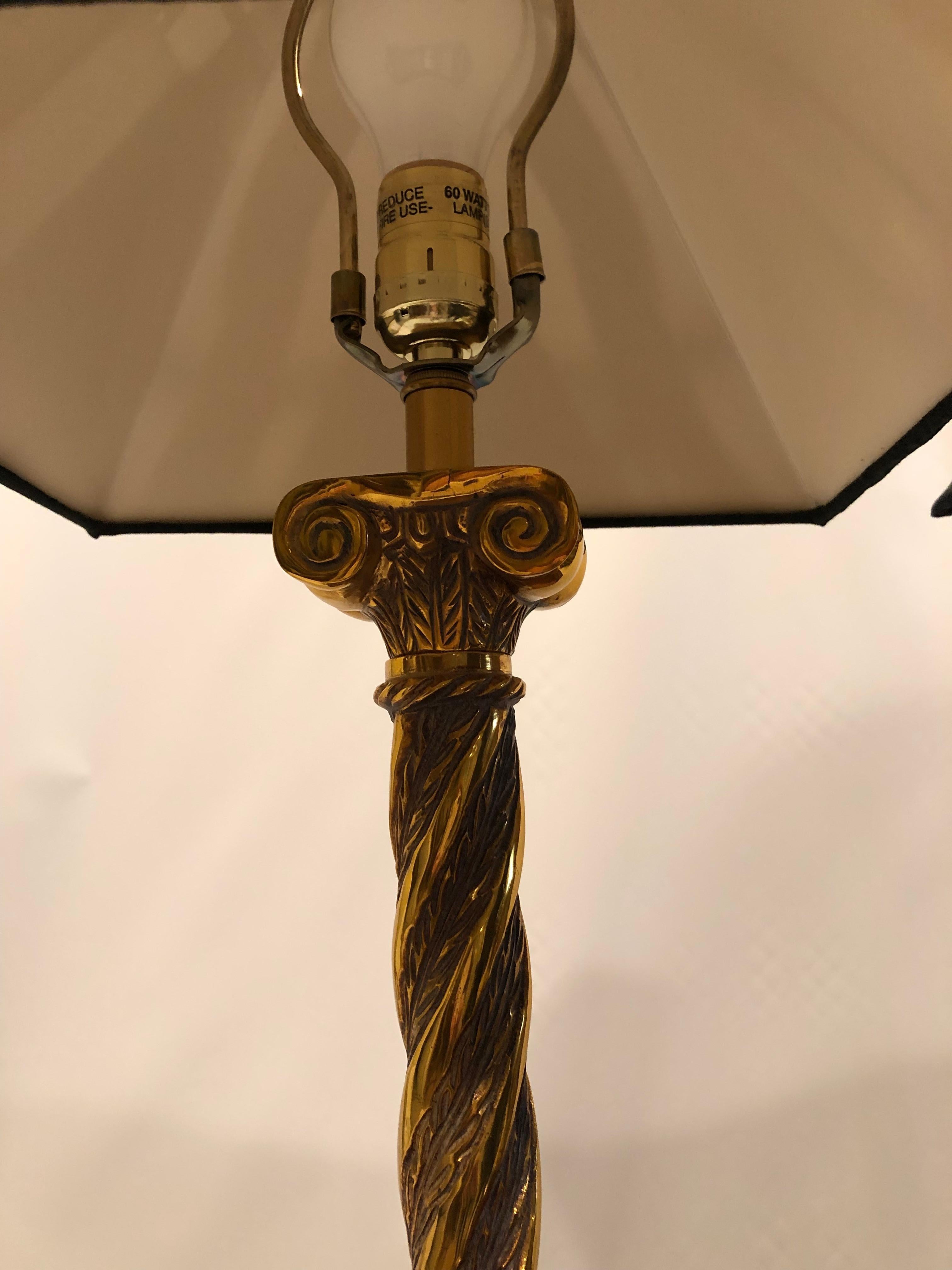 Laiton Paire glamour de lampes de bureau néoclassiques en laiton de Frederick Cooper en vente