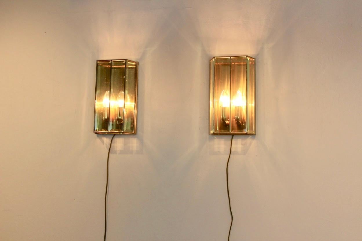 Glamorous Pair of French Brass and Facet Glass Sconces In Good Condition For Sale In Voorburg, NL