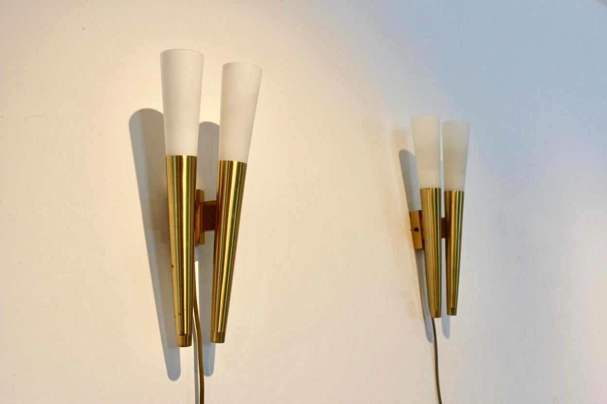 Hollywood Regency Glamorous Pair of Italian Brass and Opaline Glass Sconces, Italy, 1970s