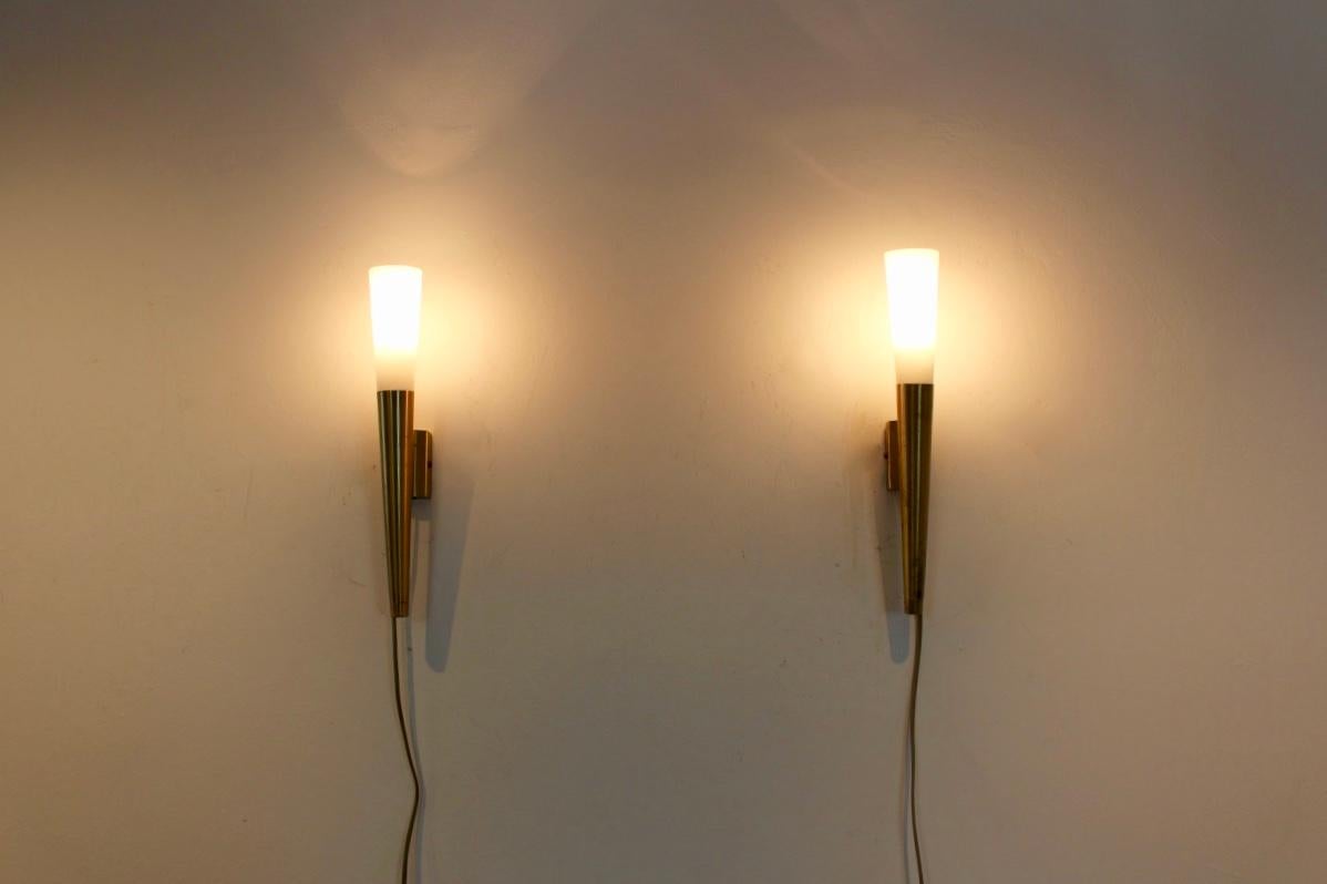 Glamorous Pair of Italian Brass and Opaline Glass Sconces, Italy, 1970s In Good Condition In Voorburg, NL