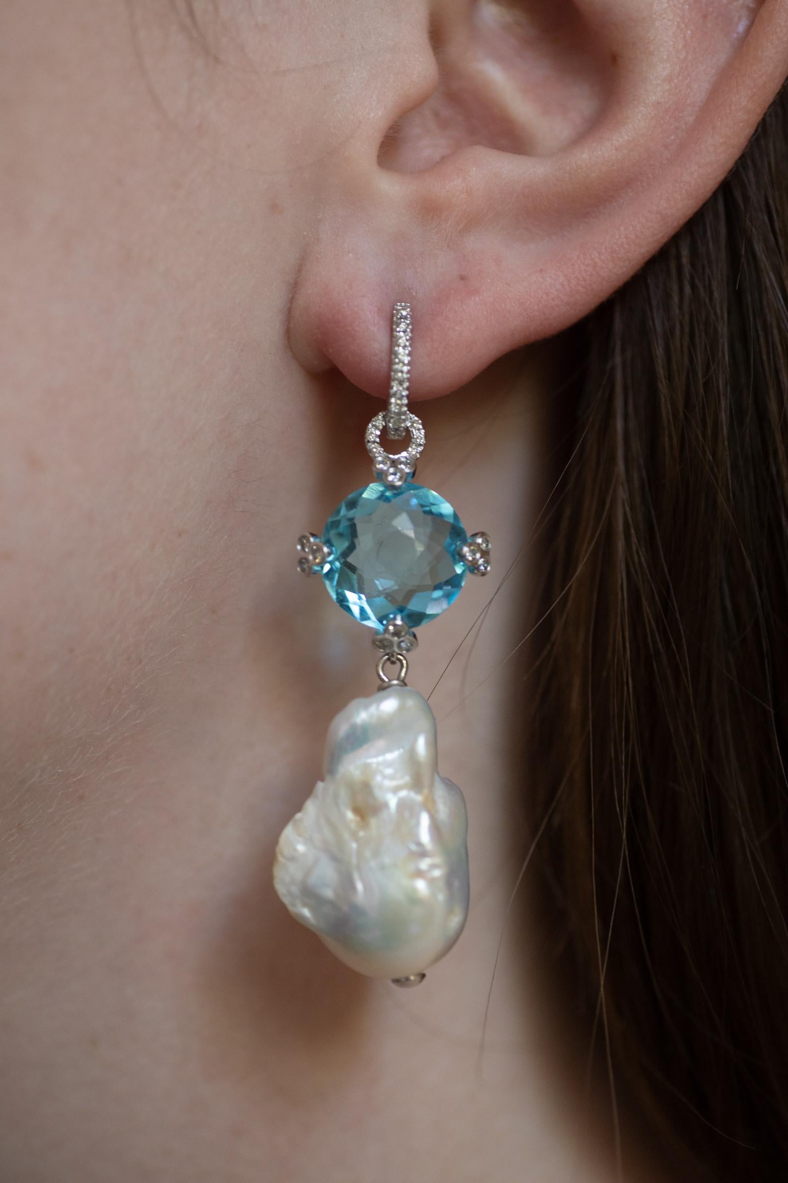 Paire de boucles d'oreilles glamour serties en pavé de diamants blancs brillants Neuf - En vente à New Orleans, LA