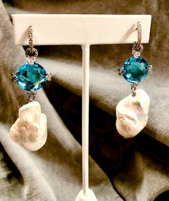 Glamuroso par de pendientes engastados con diamantes blancos brillantes