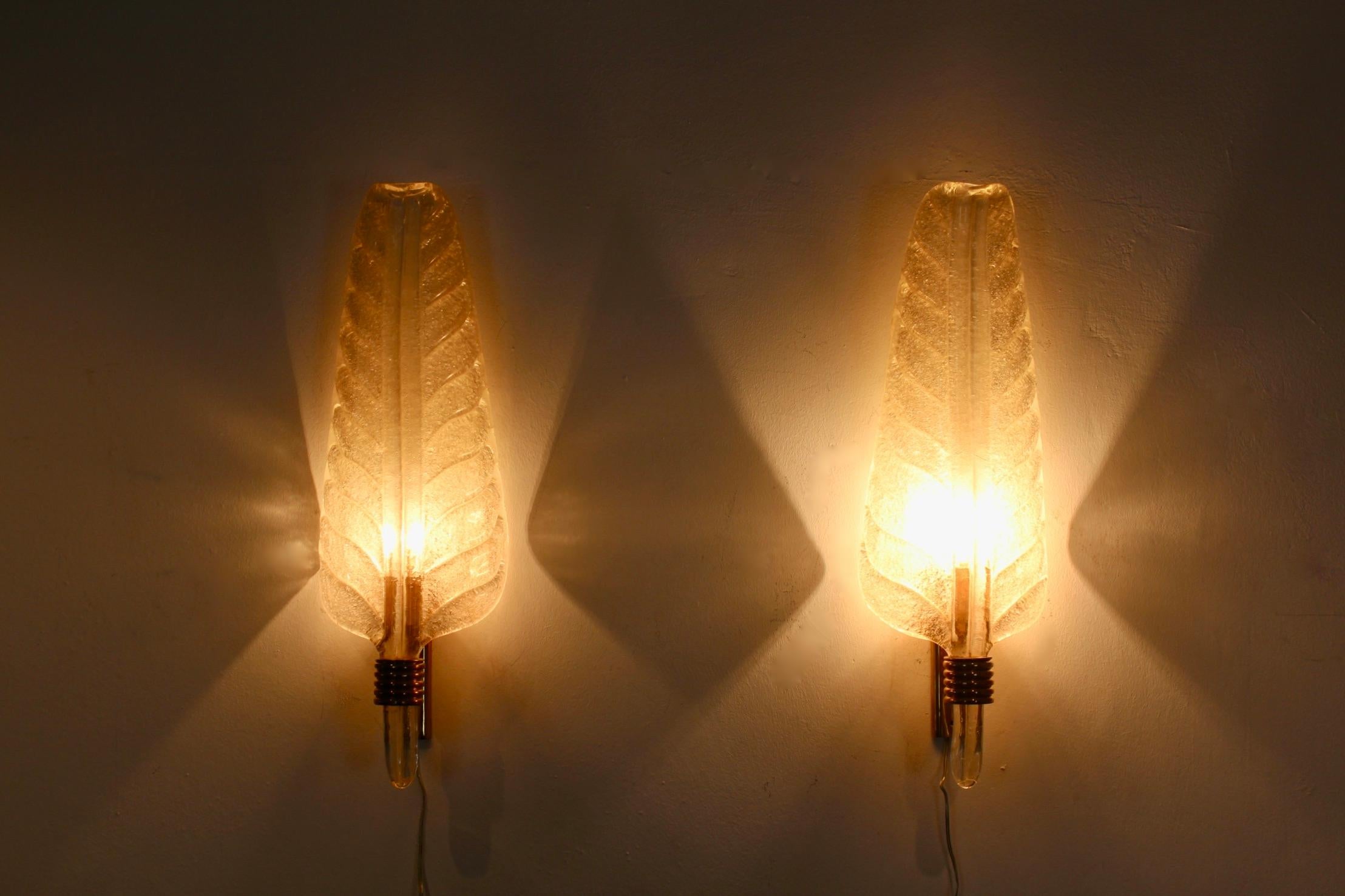 Glamorous Pair of Xl Murano 24kt Gold Flaked Glass Leaf Sconces, Barovier & Toso In Good Condition In Voorburg, NL