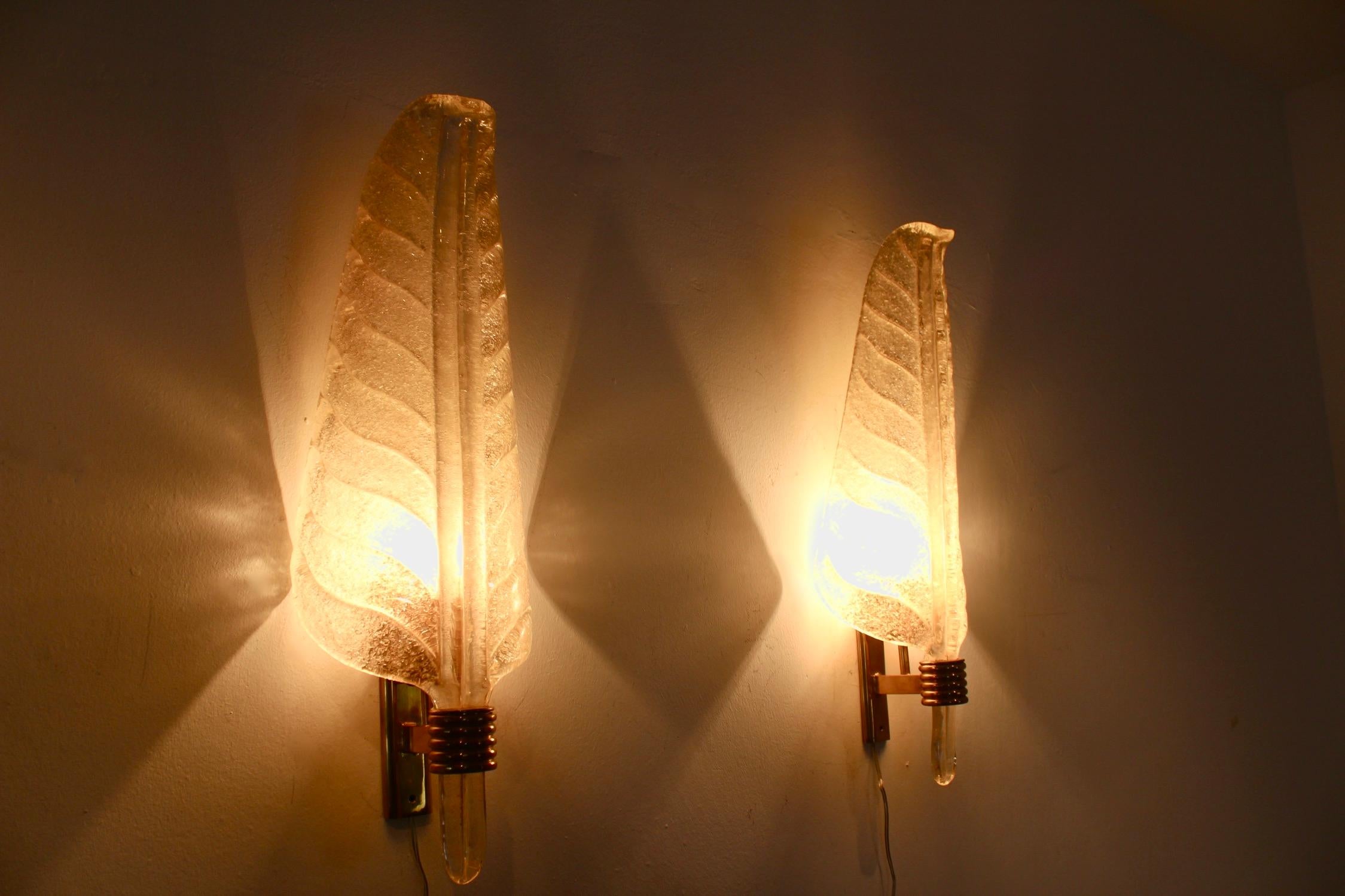 20th Century Glamorous Pair of Xl Murano 24kt Gold Flaked Glass Leaf Sconces, Barovier & Toso