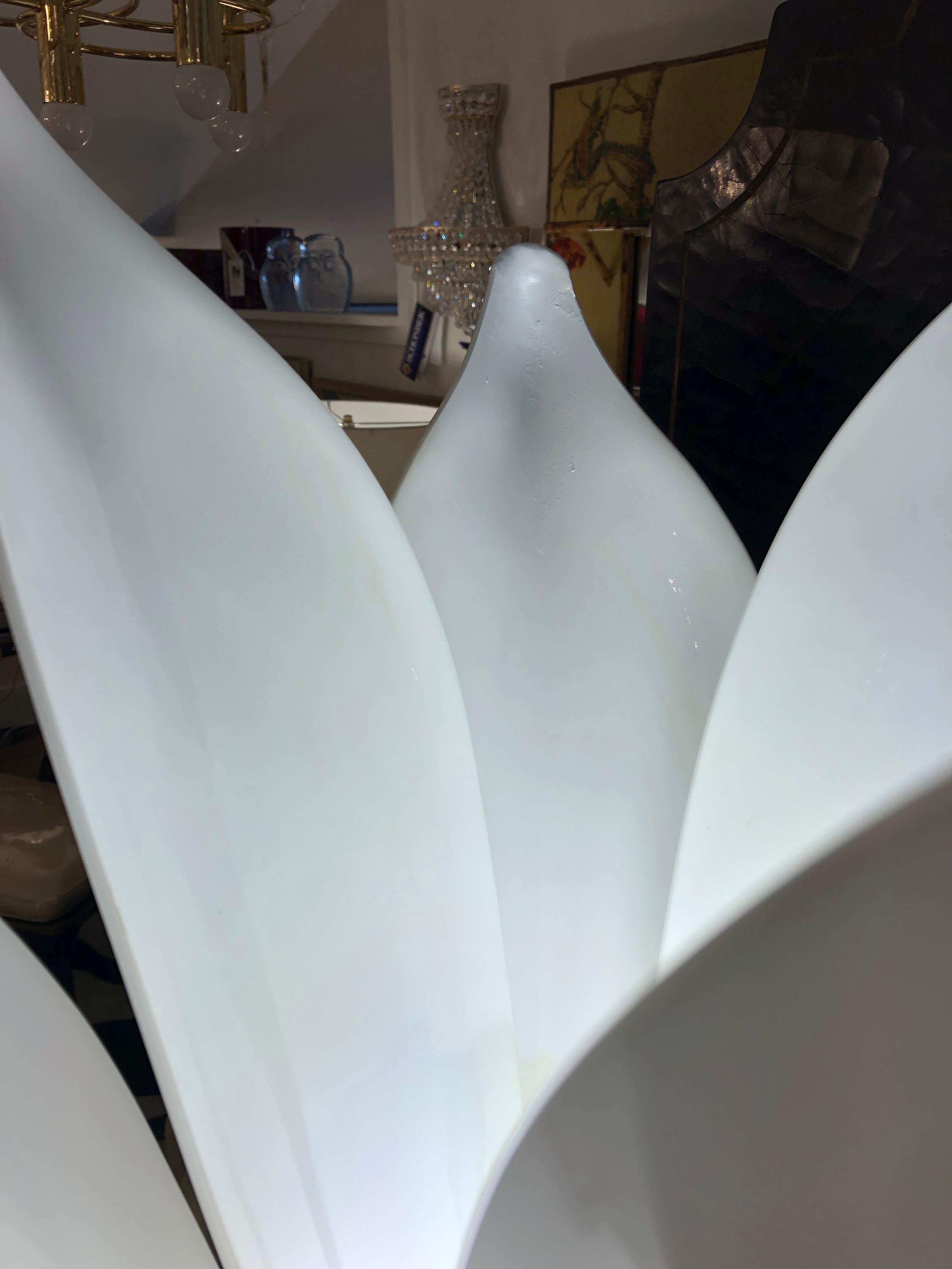 Paire de lampadaires grandeur nature Roger Rougier avec pétales en acrylique blanc moulé en vente 8