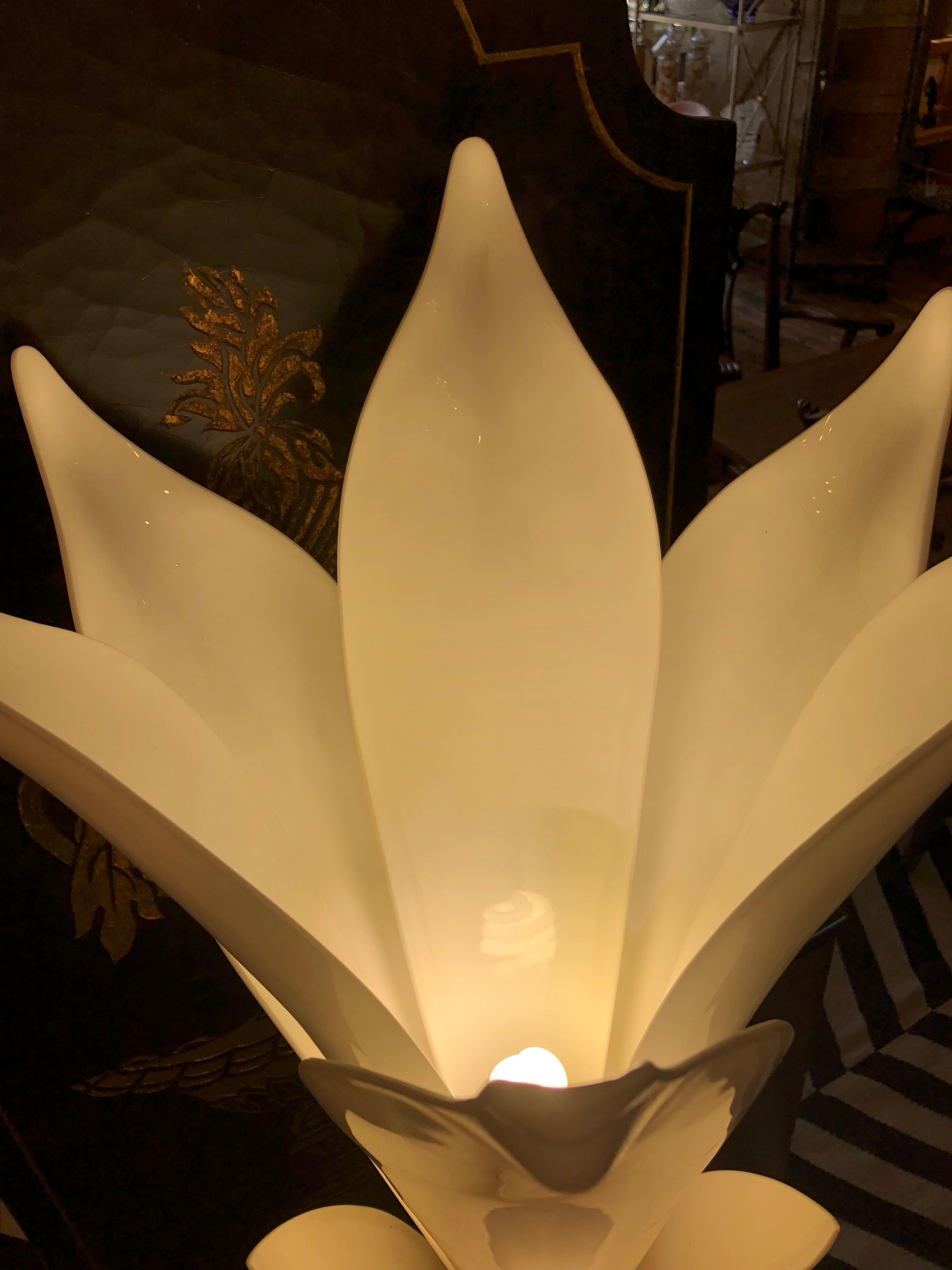 Mid-Century Modern Paire de lampadaires grandeur nature Roger Rougier avec pétales en acrylique blanc moulé en vente