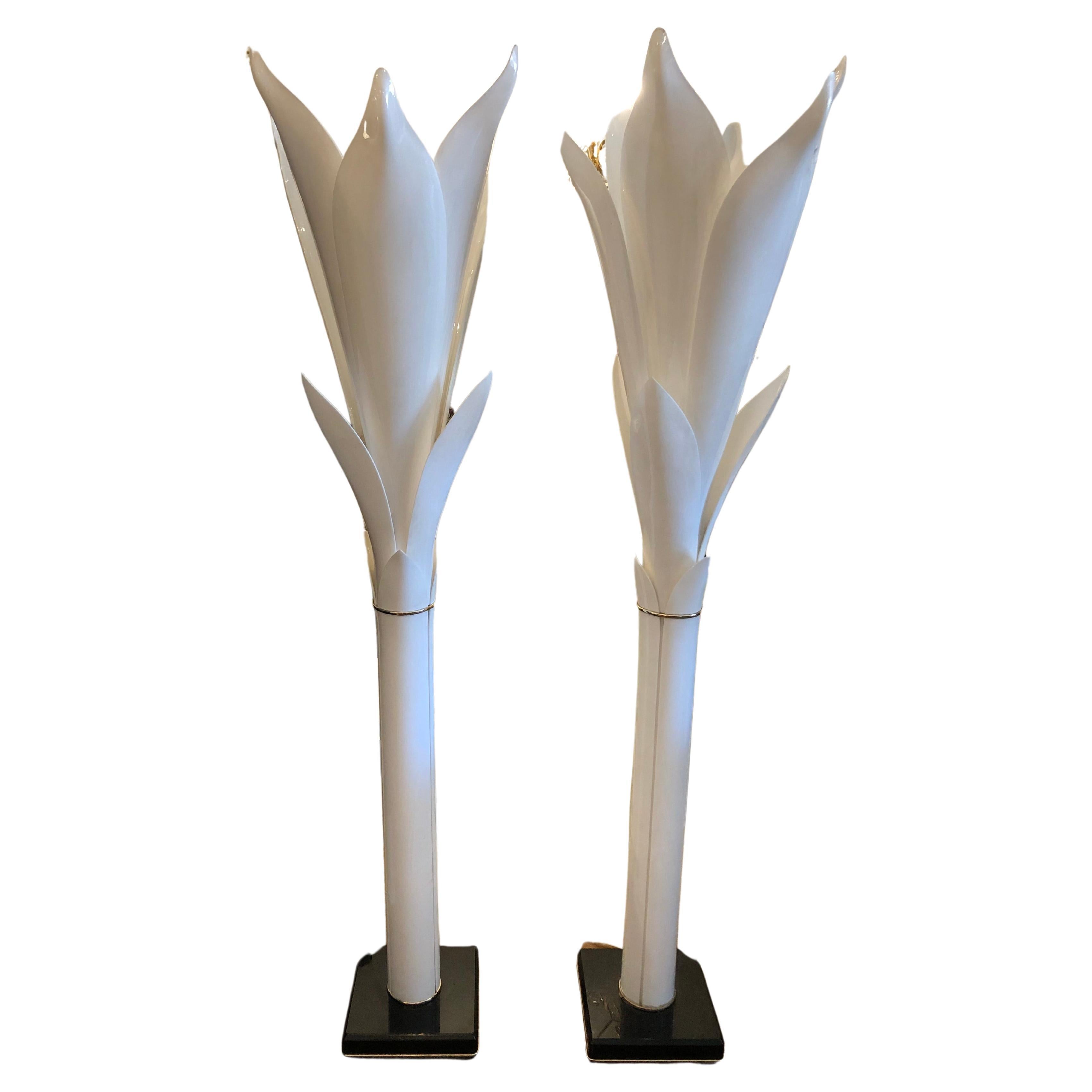 Glamouröses Paar Roger Rougier Life Size geformte weiße Acryl-Blütenblatt-Stehlampen, Glamourös