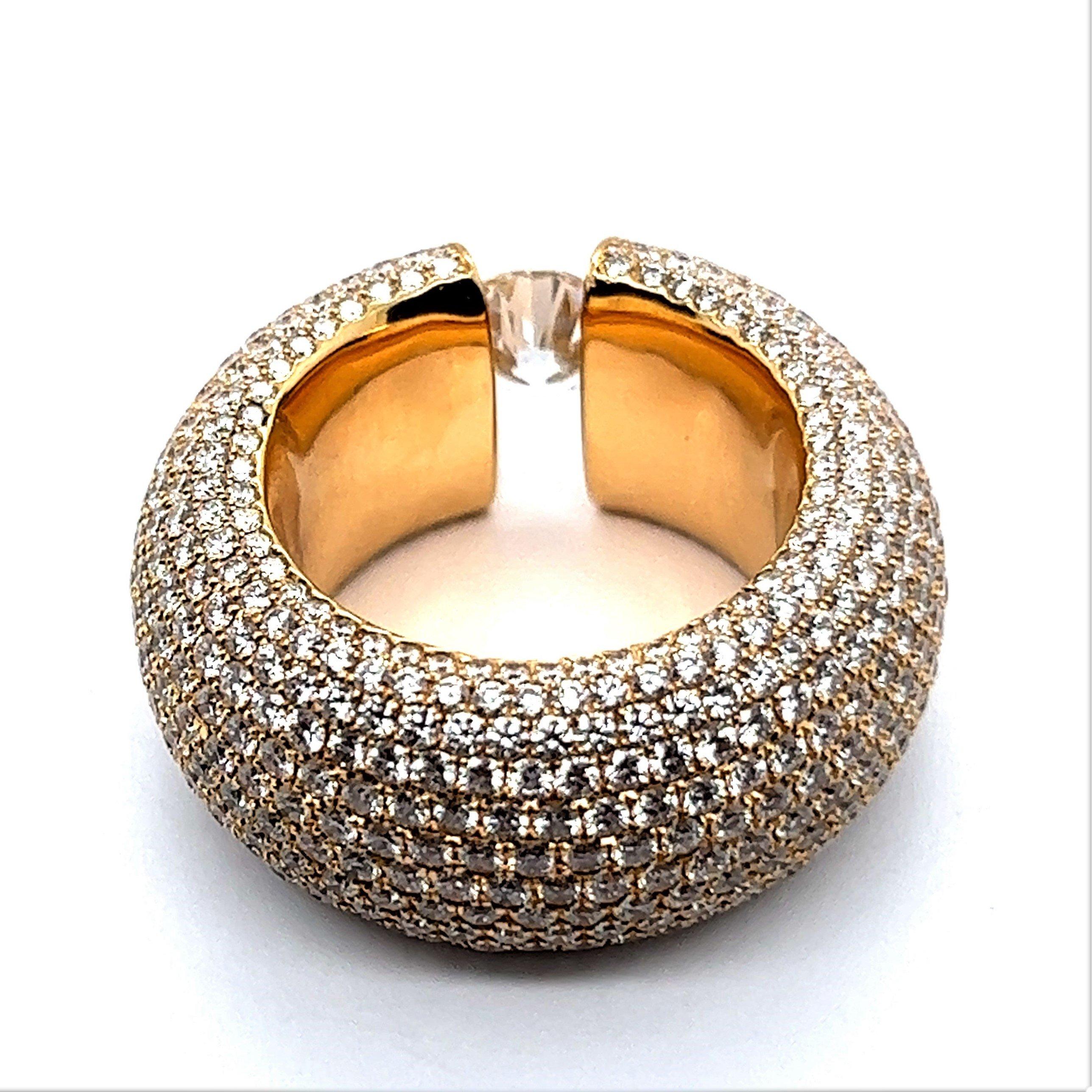 Glamorous Pave Diamond Ring in 18 Karat Yellow Gold In Excellent Condition For Sale In Lucerne, CH