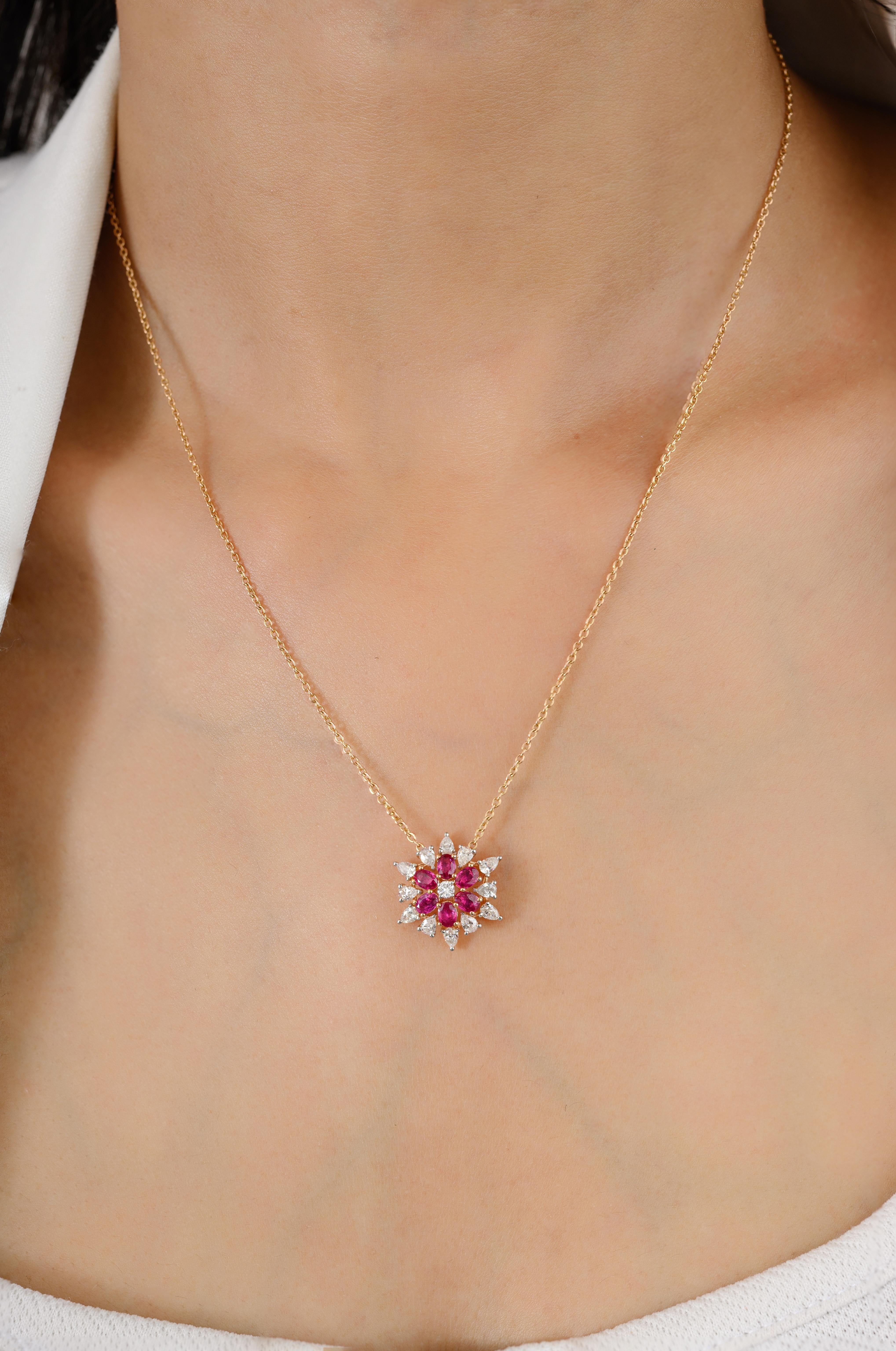 Collana a catena con ciondolo a fiore di diamante e rubino in oro 18 carati con rubino ovale e diamanti. Questo splendido gioiello eleva immediatamente un look casual o un abito elegante. 
Il rubino migliora la forza mentale.
Progettato con rubino