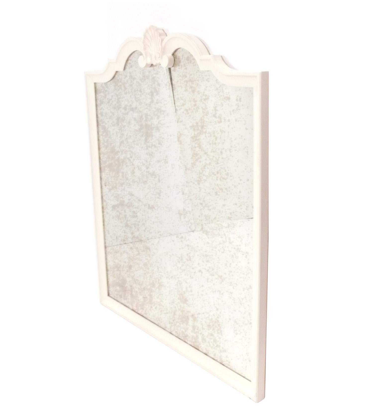 Weißer Schalenspiegel im Hollywood-Regency-Stil, amerikanisch, ca. 1950er Jahre. Er misst 51,5 