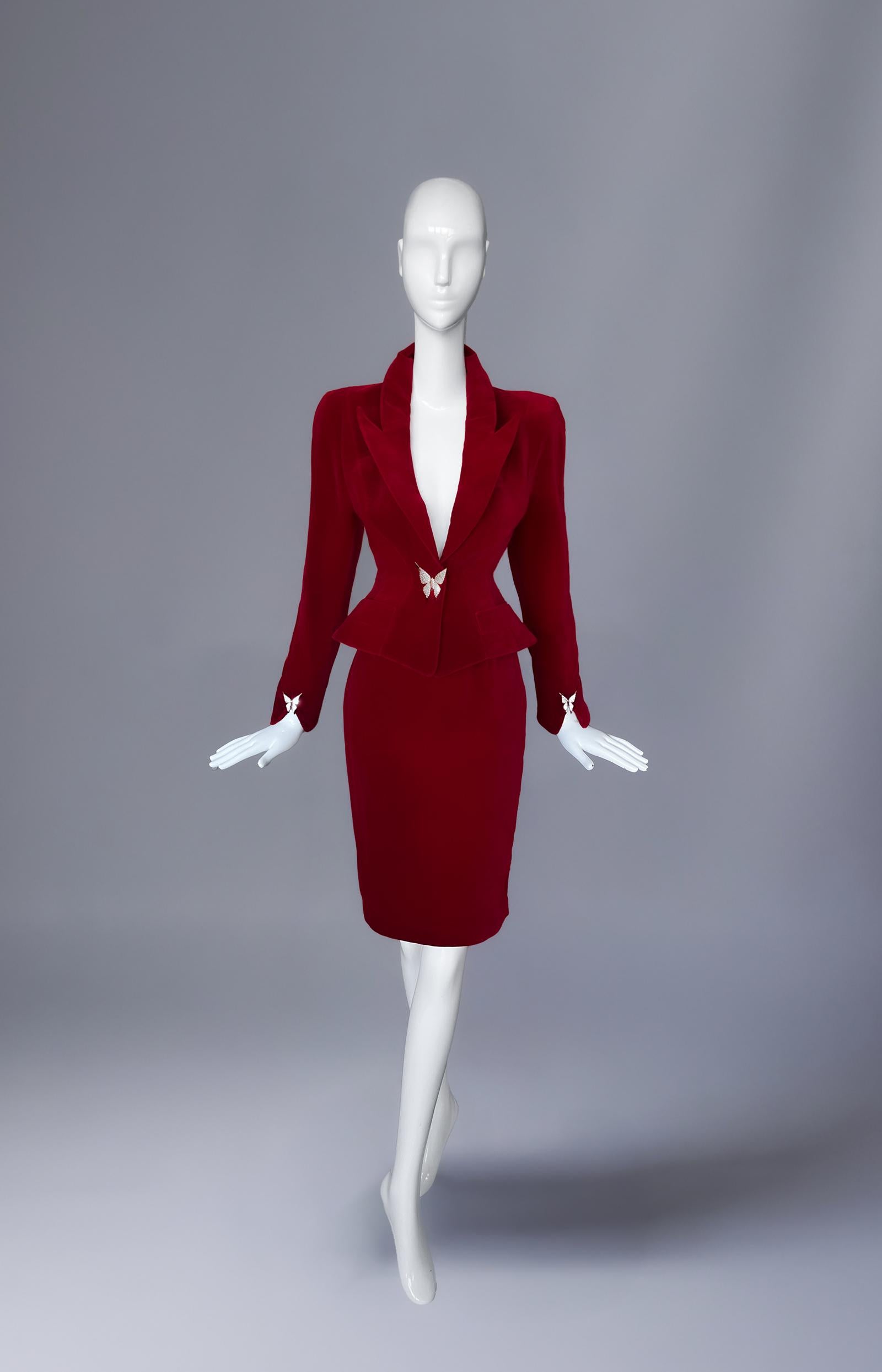 Completo glamour Thierry Mugler in velluto rosso con farfalla, giacca, gonna e abito In condizioni buone in vendita a Berlin, BE