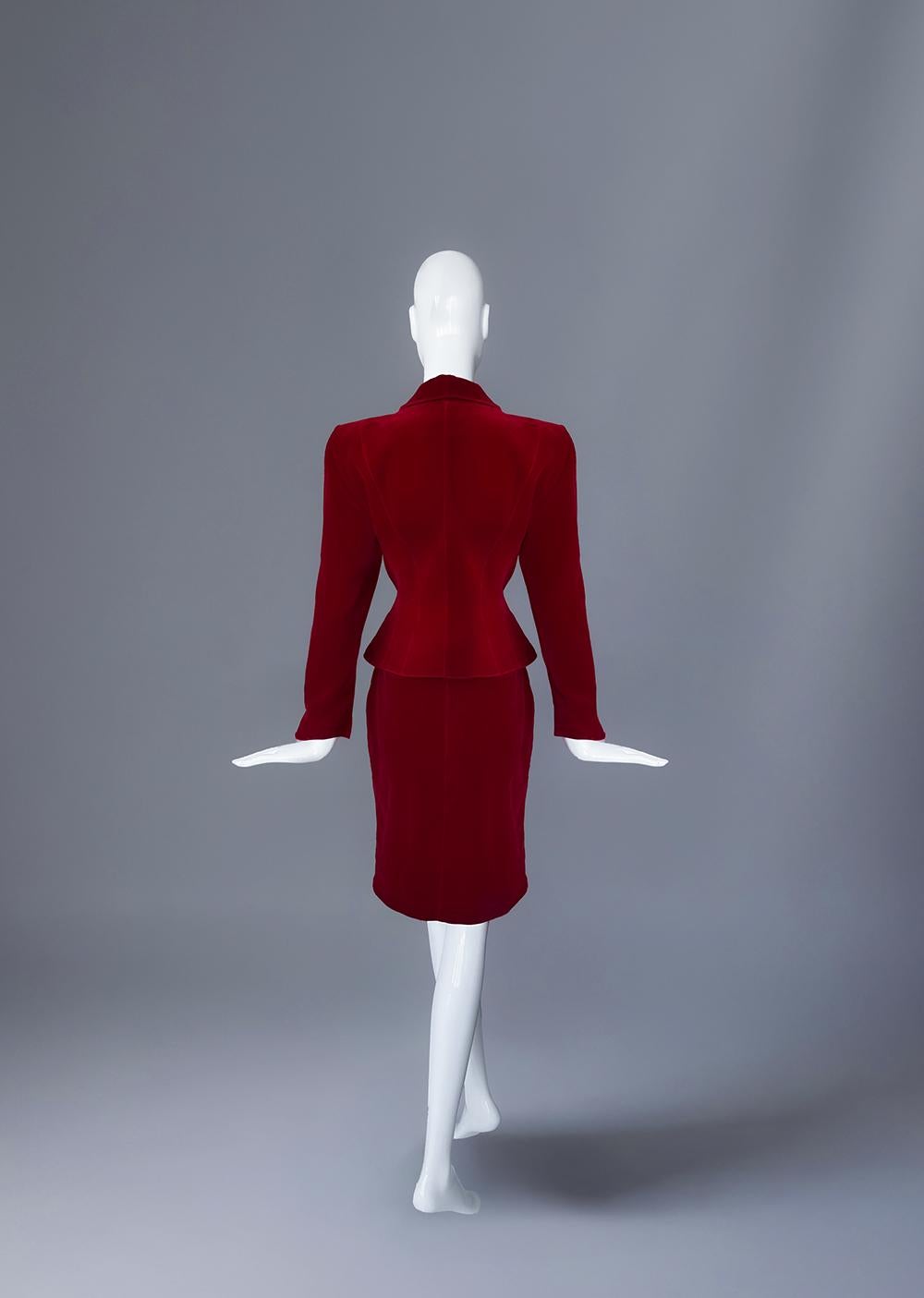 Completo glamour Thierry Mugler in velluto rosso con farfalla, giacca, gonna e abito in vendita 1