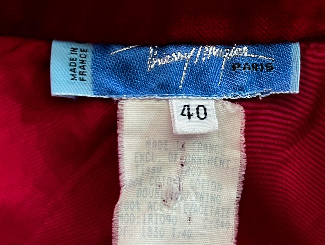 Completo glamour Thierry Mugler in velluto rosso con farfalla, giacca, gonna e abito in vendita 2