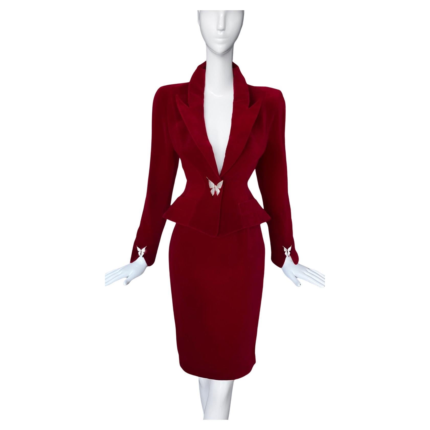 Completo glamour Thierry Mugler in velluto rosso con farfalla, giacca, gonna e abito in vendita