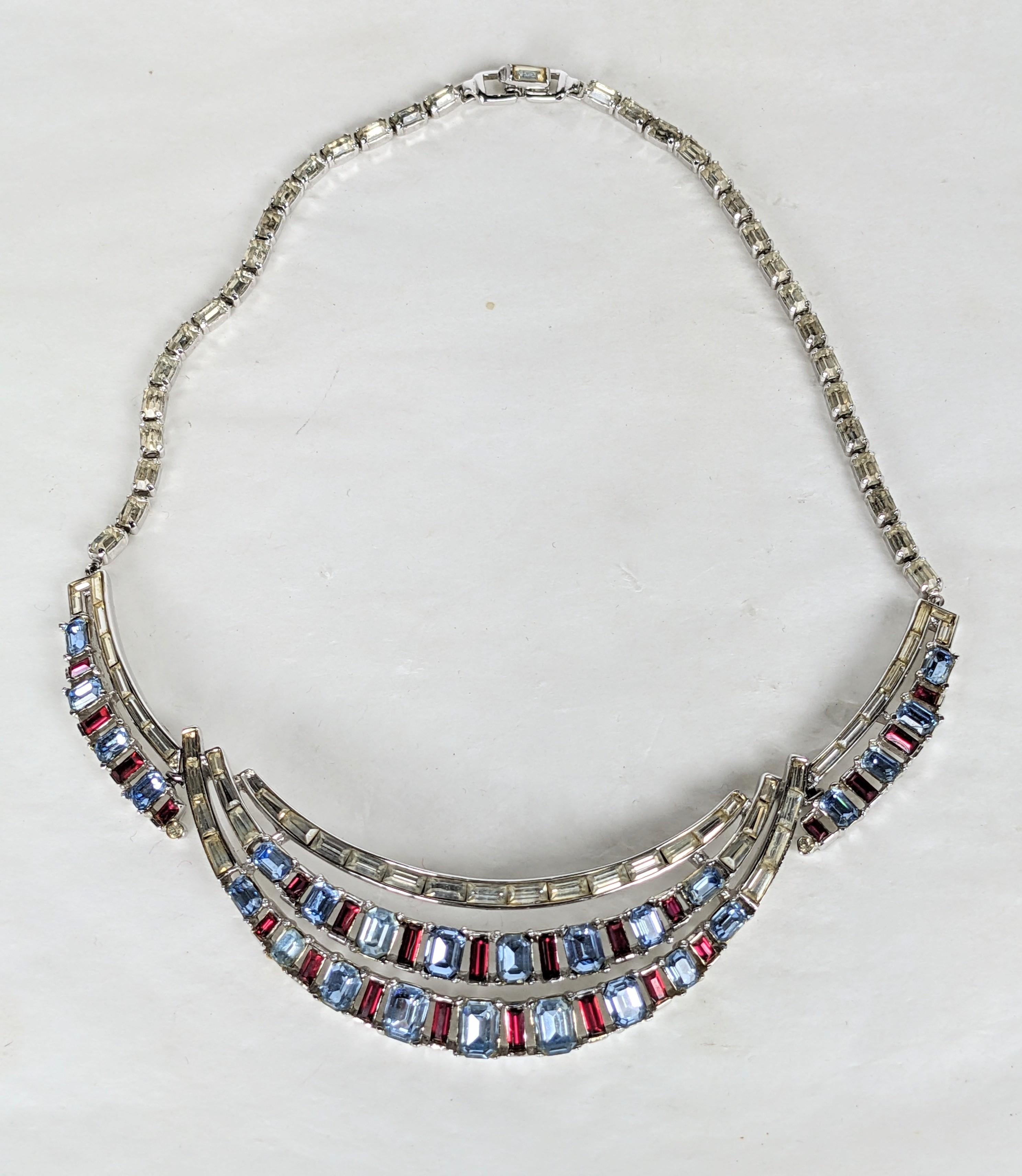 Collier glamour en fausse aigue-marine et rubis de Trifari dans le style Art déco des années 1960. Magnifique design articulé en métal rhodié avec un travail de pierre élaboré de baguettes de cristal et de rubis avec des pâtes rectangulaires