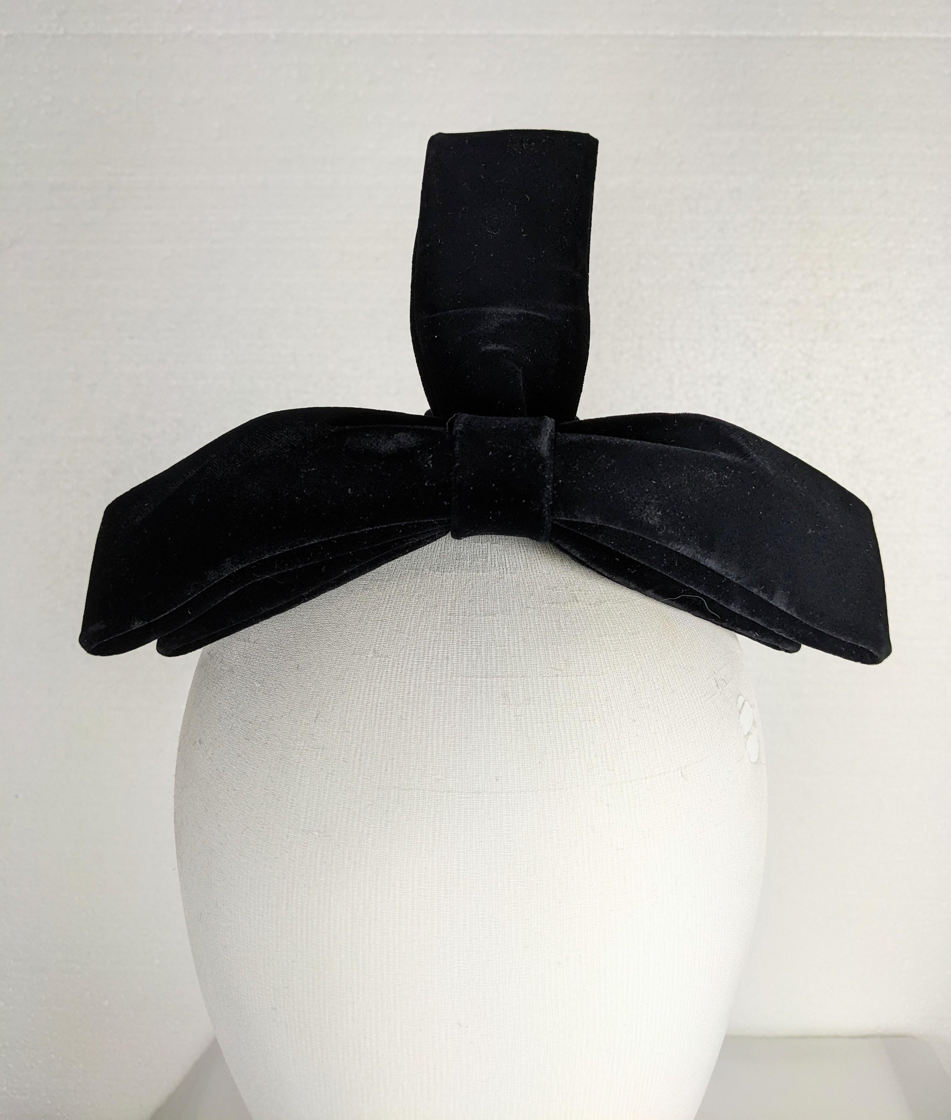 Ornamento per capelli con fiocco di velluto glamour, anni '60 in vendita 5