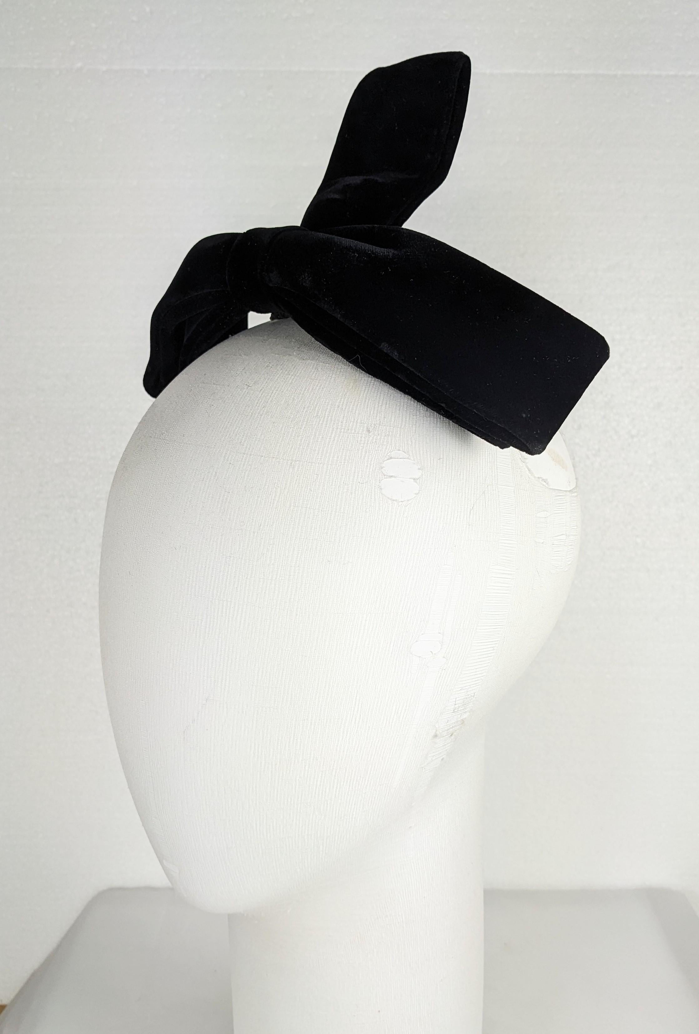 Grigio Ornamento per capelli con fiocco di velluto glamour, anni '60 in vendita