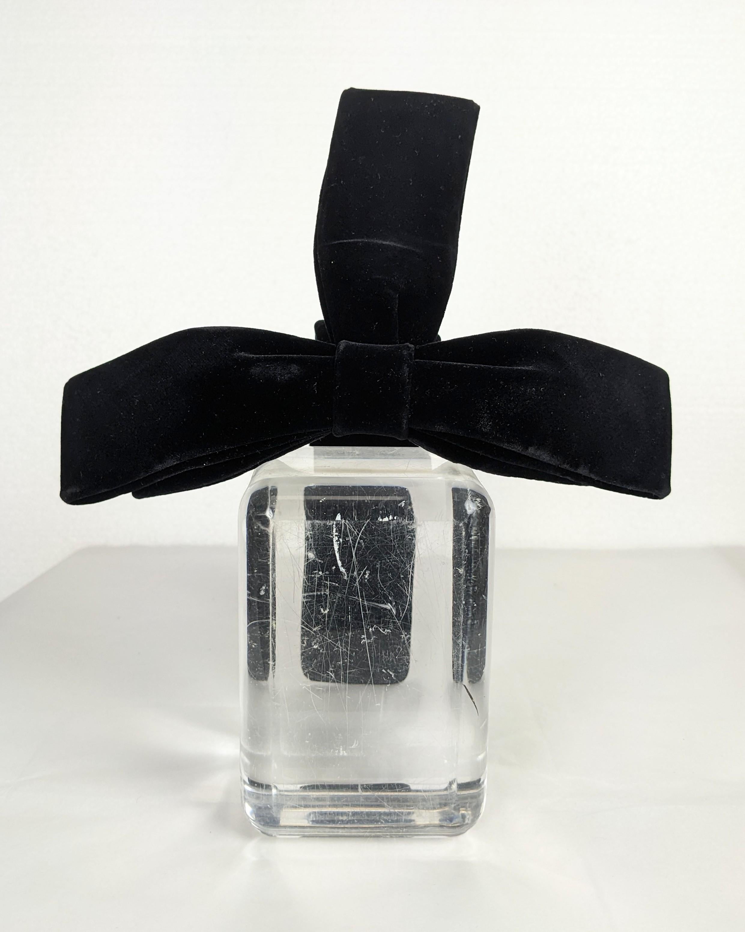 Ornamento per capelli con fiocco di velluto glamour, anni '60 in vendita 1