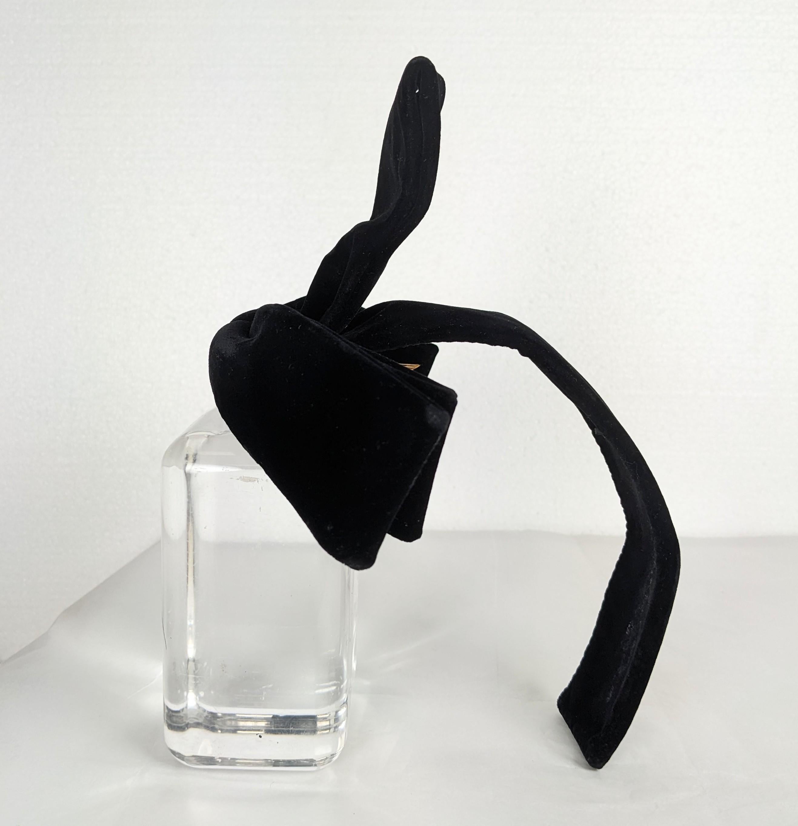 Ornamento per capelli con fiocco di velluto glamour, anni '60 in vendita 2