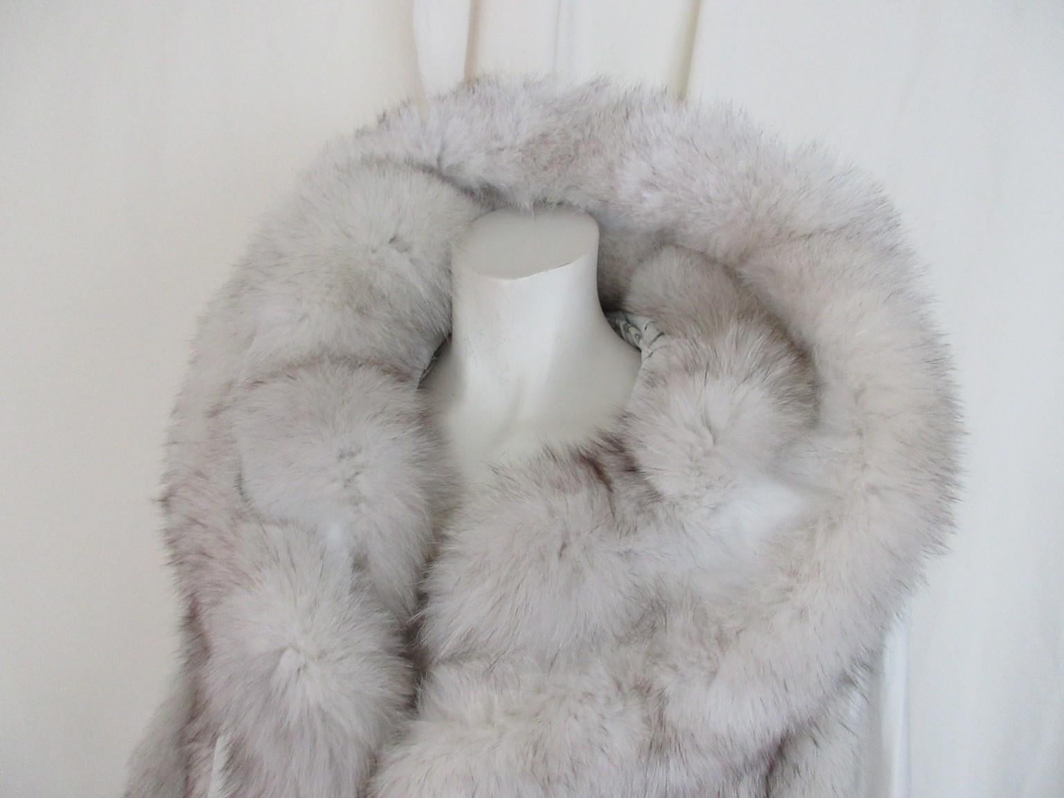 Glamuroso abrigo Swing de piel de zorro blanco Gris en venta