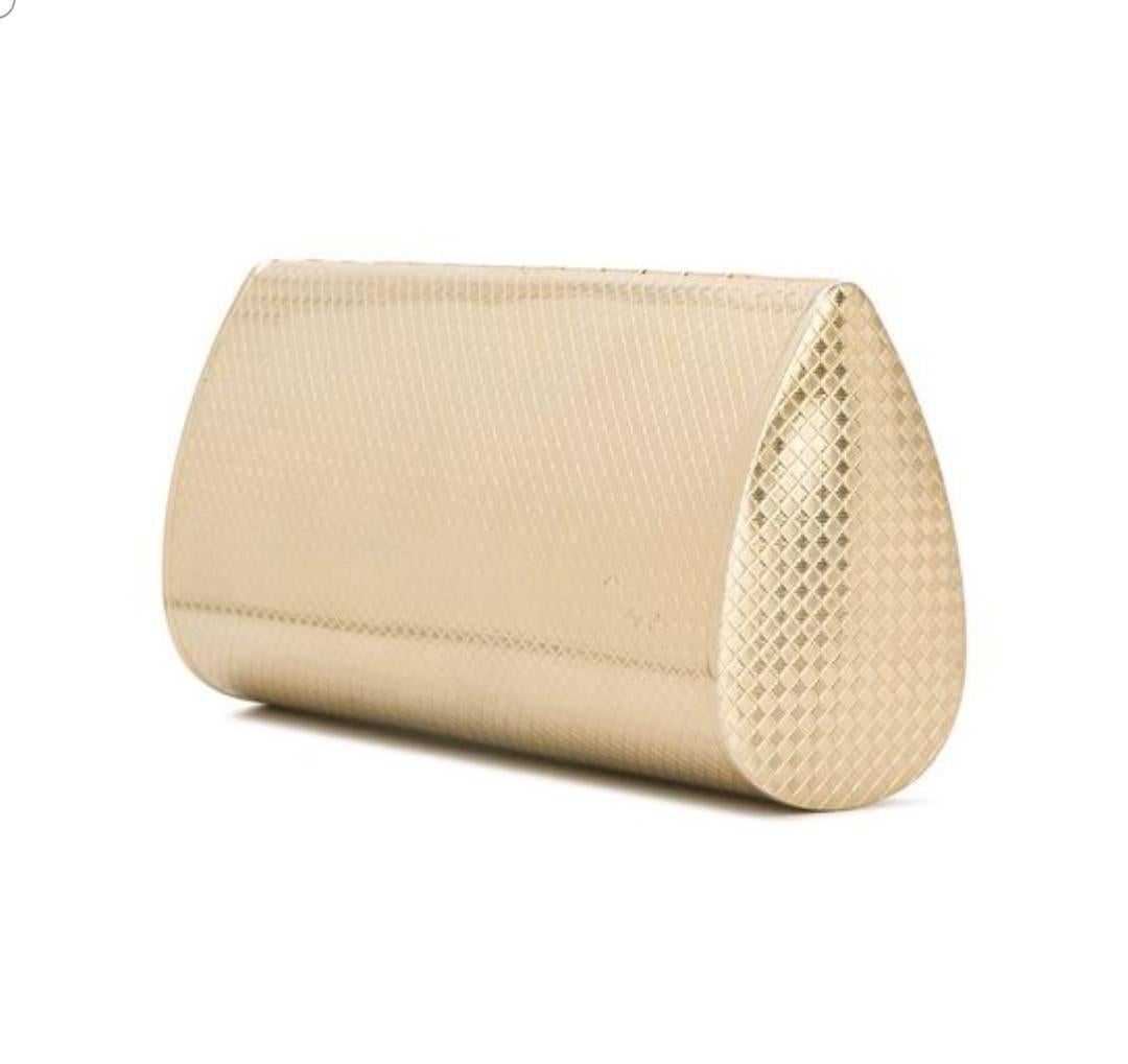 Must have of the 60s and so fashionable and timeless !!! 
Italian 60s, gold plated metal barrel box clutch, featuring a foldover top, a main internal compartment, a textured style and a structured design. 
Size: width: 18.7 cm - 7 1/3 in, high: 8.9