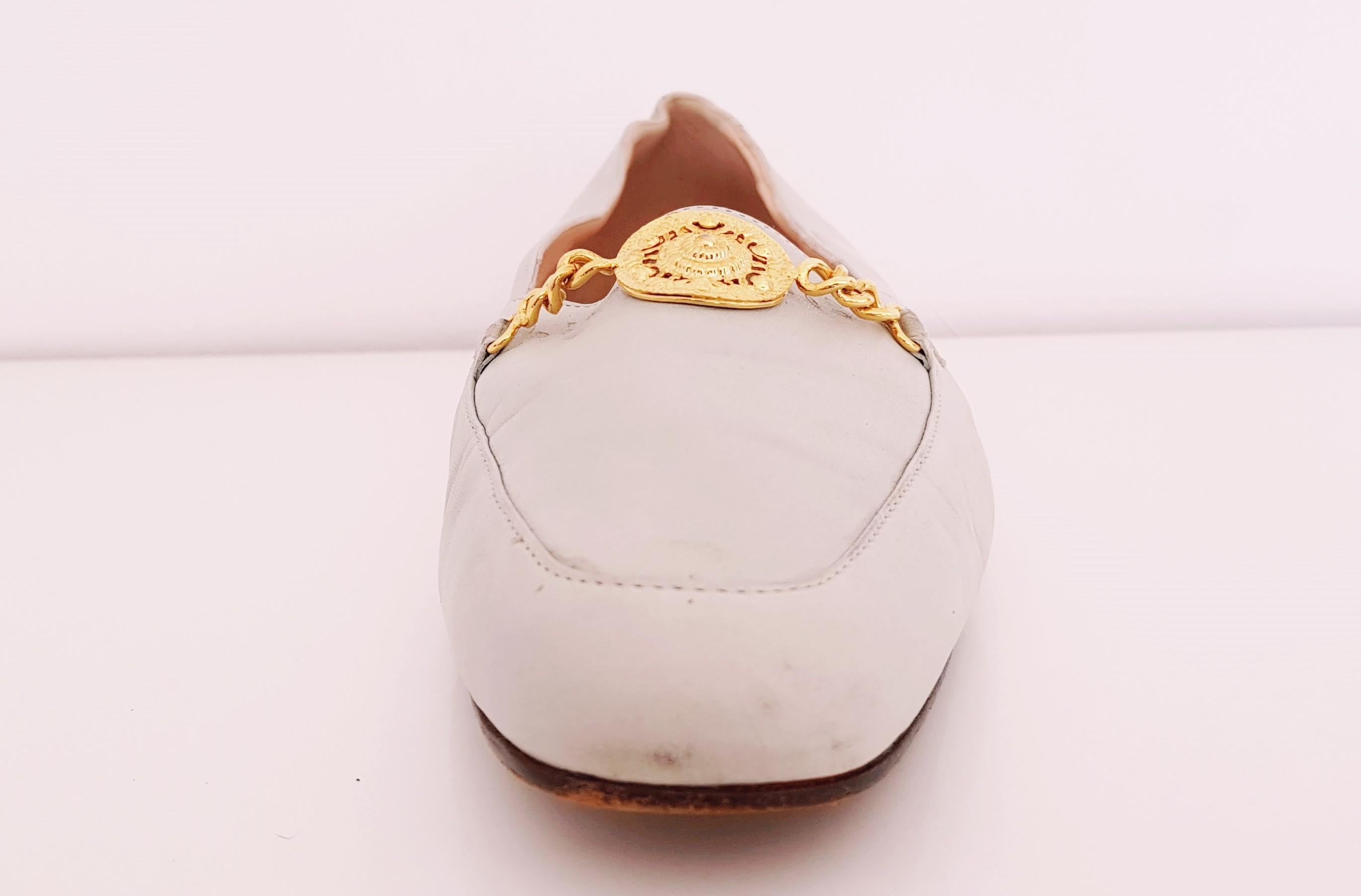 Glamour Boutique x Versace Leather Flat Ballerines with Golden Medallion.
Size: 39 1/2 (EU)
Length: 27.5 cm
Width: 8 cm
Heel height: 1 cm
Made in Italy