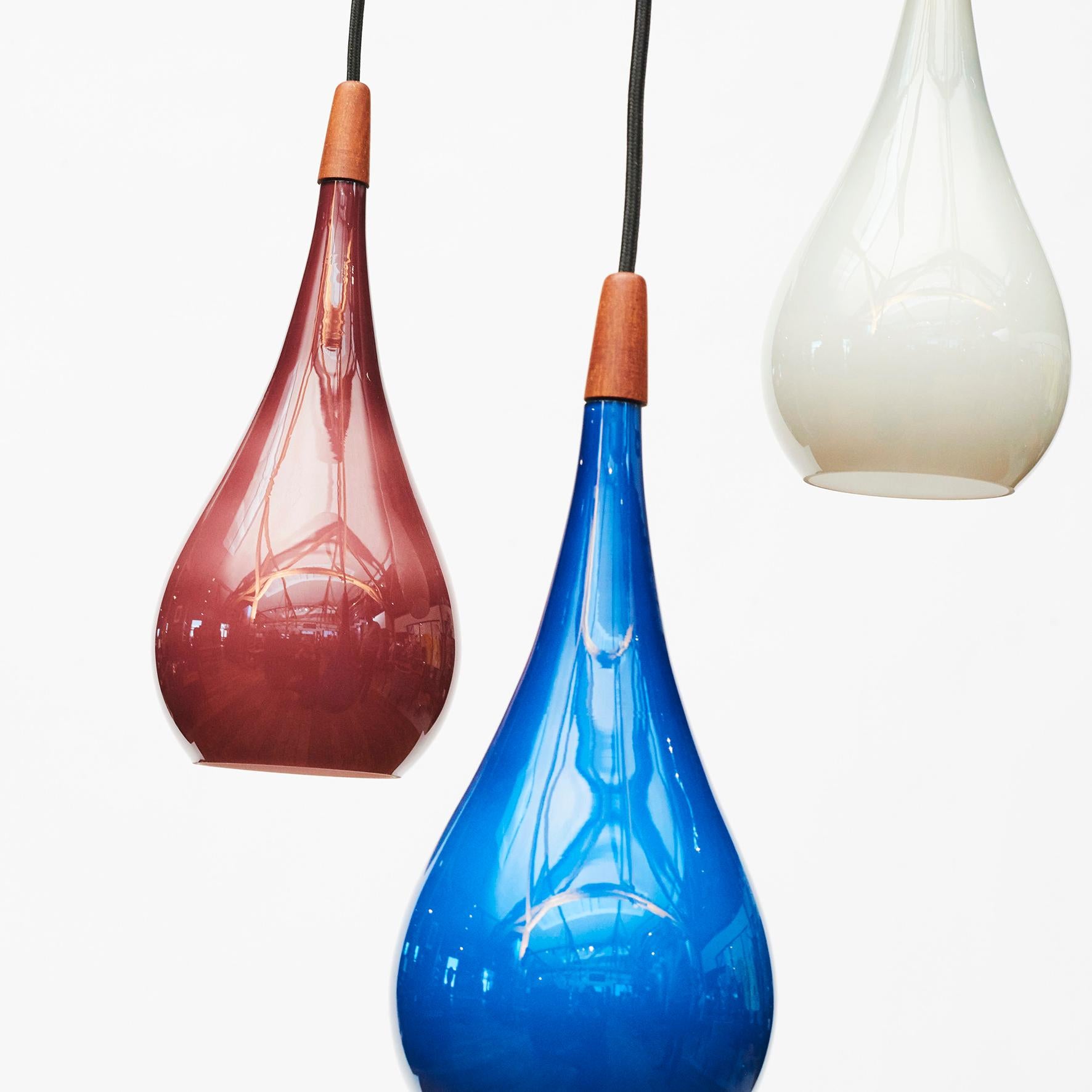 Europeo Vetro e teak  Lampada a sospensione, design danese, Holmegaard, circa 1955 in vendita