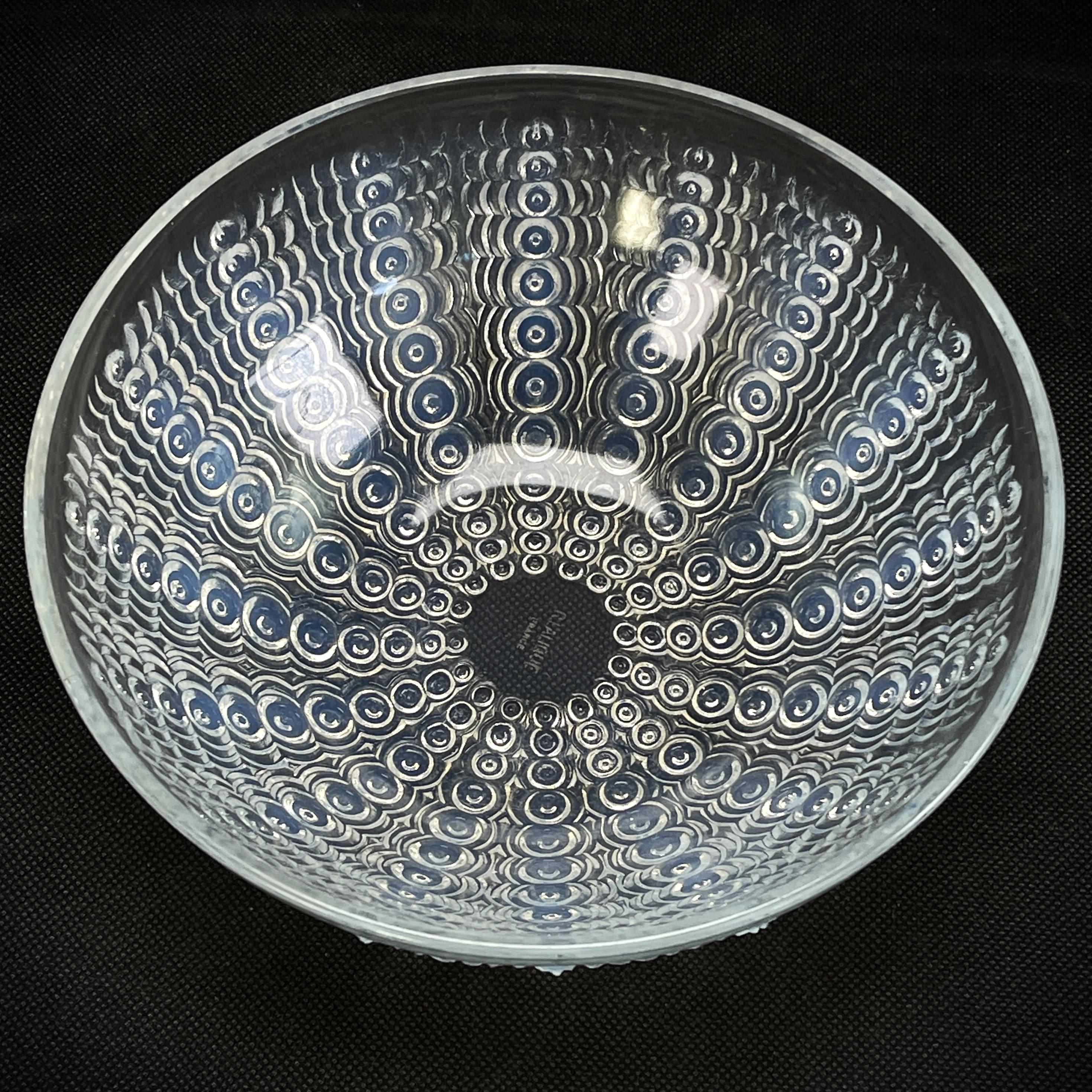 Lalique glas bowl Oursins - 1930s.

This opalescent Glas Bowl from the famous french designer René Lalique is in a brilliant condition. Still today it is a stylish must-have for every Art Deco interior. The signed item is an original out of the