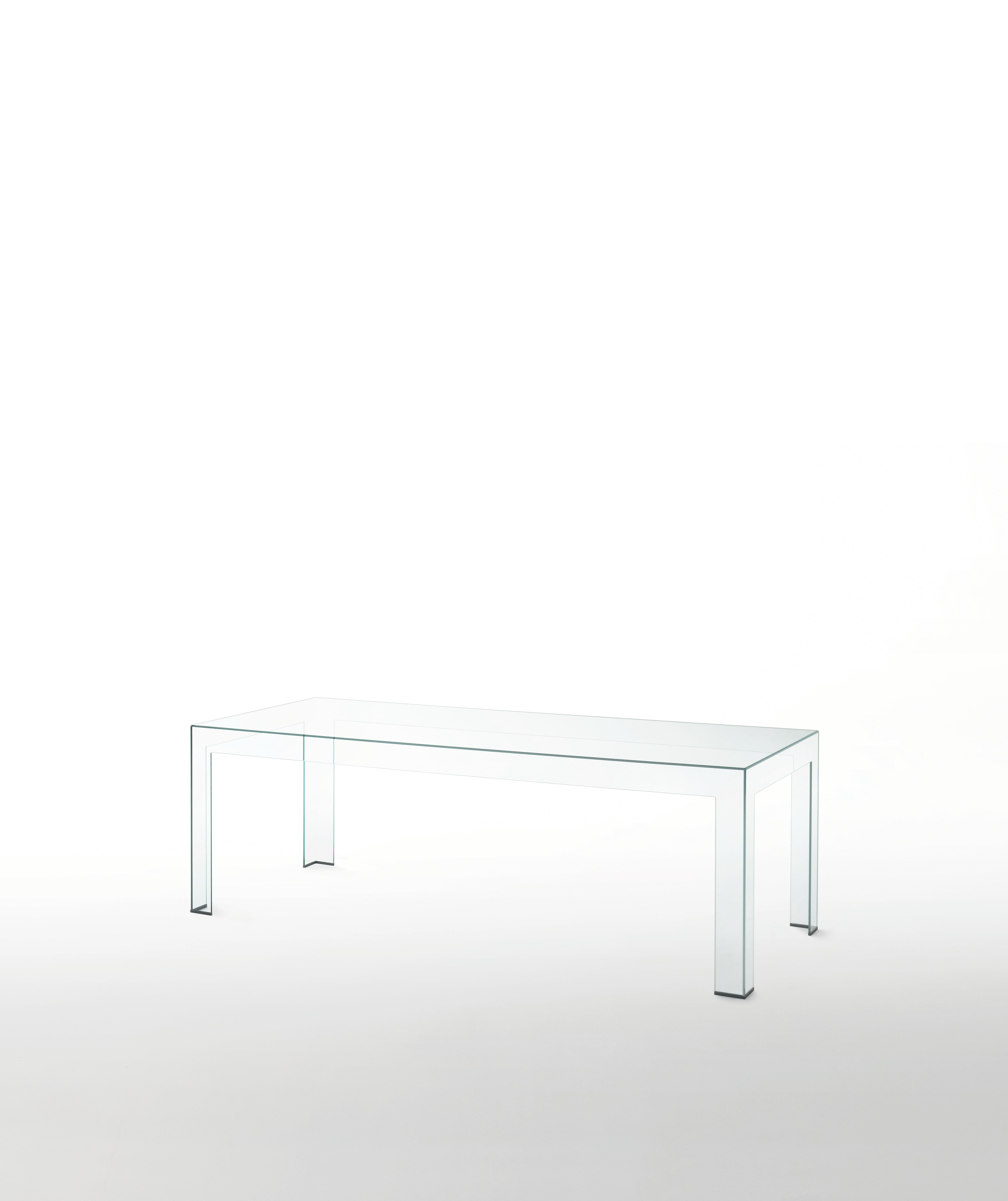 Serie di tavoli alti ottenuti incollando lastre di vetro temperato di 8 mm di spessore, tagliate con getto d'acqua e con bordo smussato a 45°. Disponibile in vetro trasparente extralight, laccato lucido. La purezza formale, la sobrietà e la