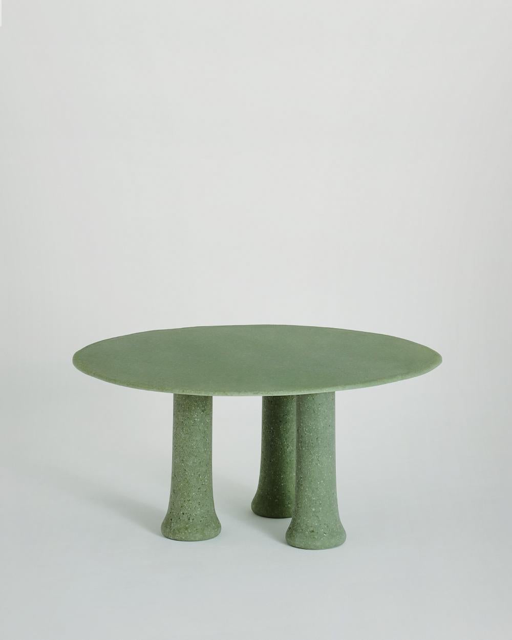 Serie von runden hohen und niedrigen Tischen, hergestellt aus einem speziellen Konglomerat von 
100% recycelter Glassplitt und Glasscherben. Jedes Stück ist handgefertigt 
und zeichnet sich durch eine unregelmäßige Oberfläche und Geometrie aus, die